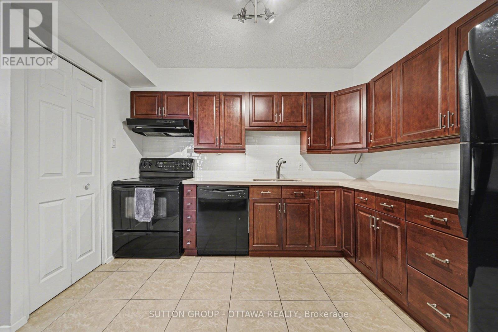 1004 - 200 Bay Street