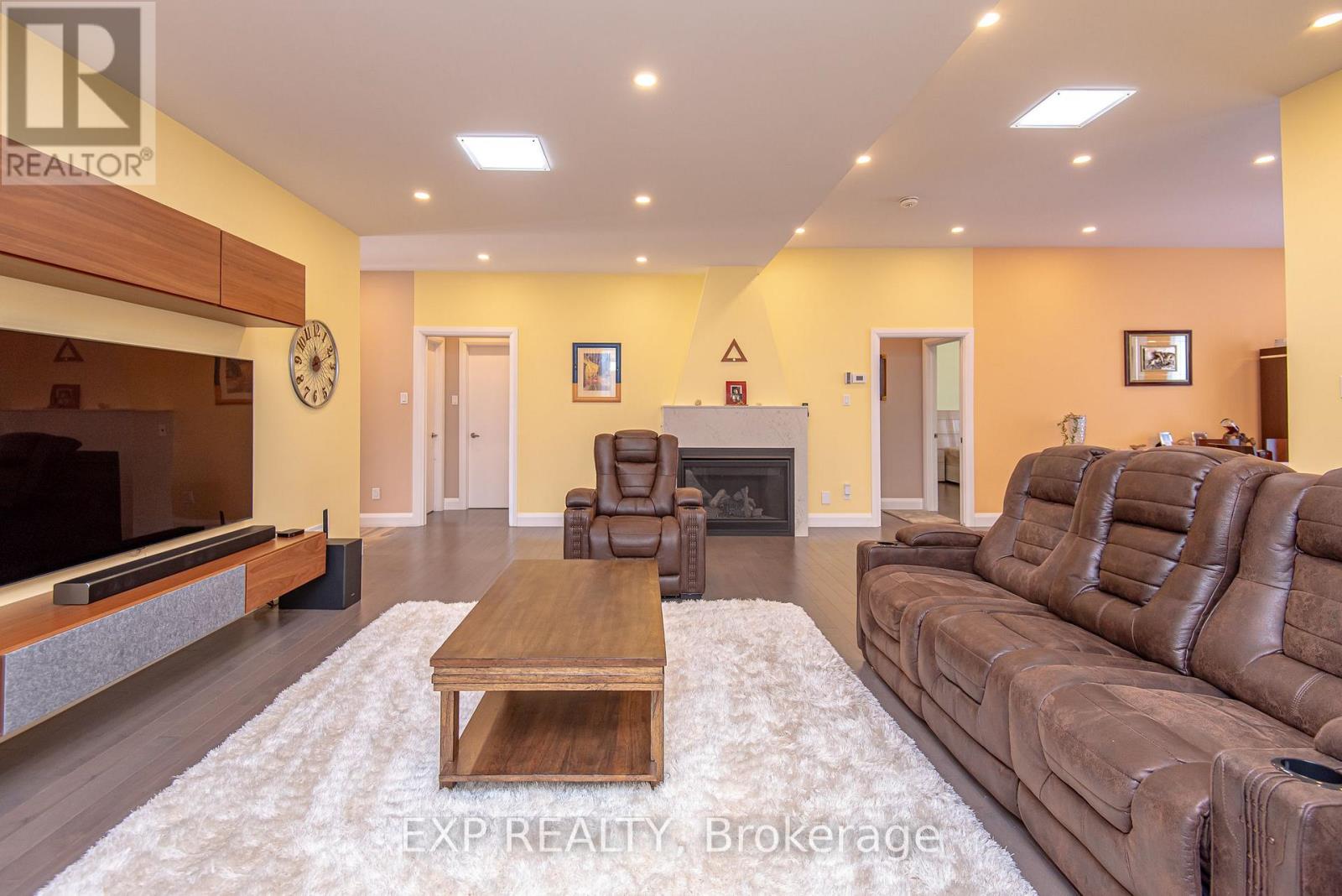 1473 Rosebella Avenue W