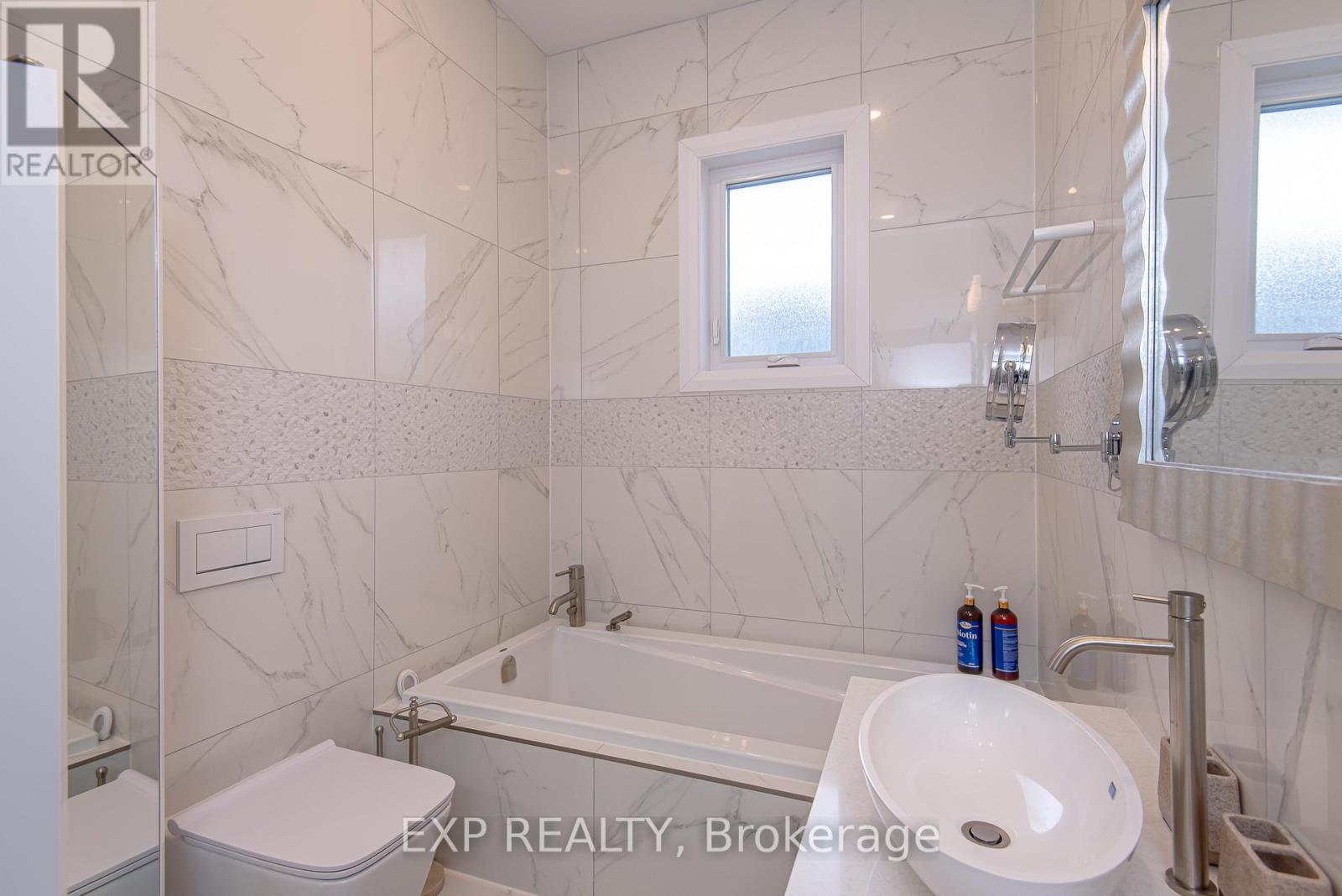 1473 Rosebella Avenue W