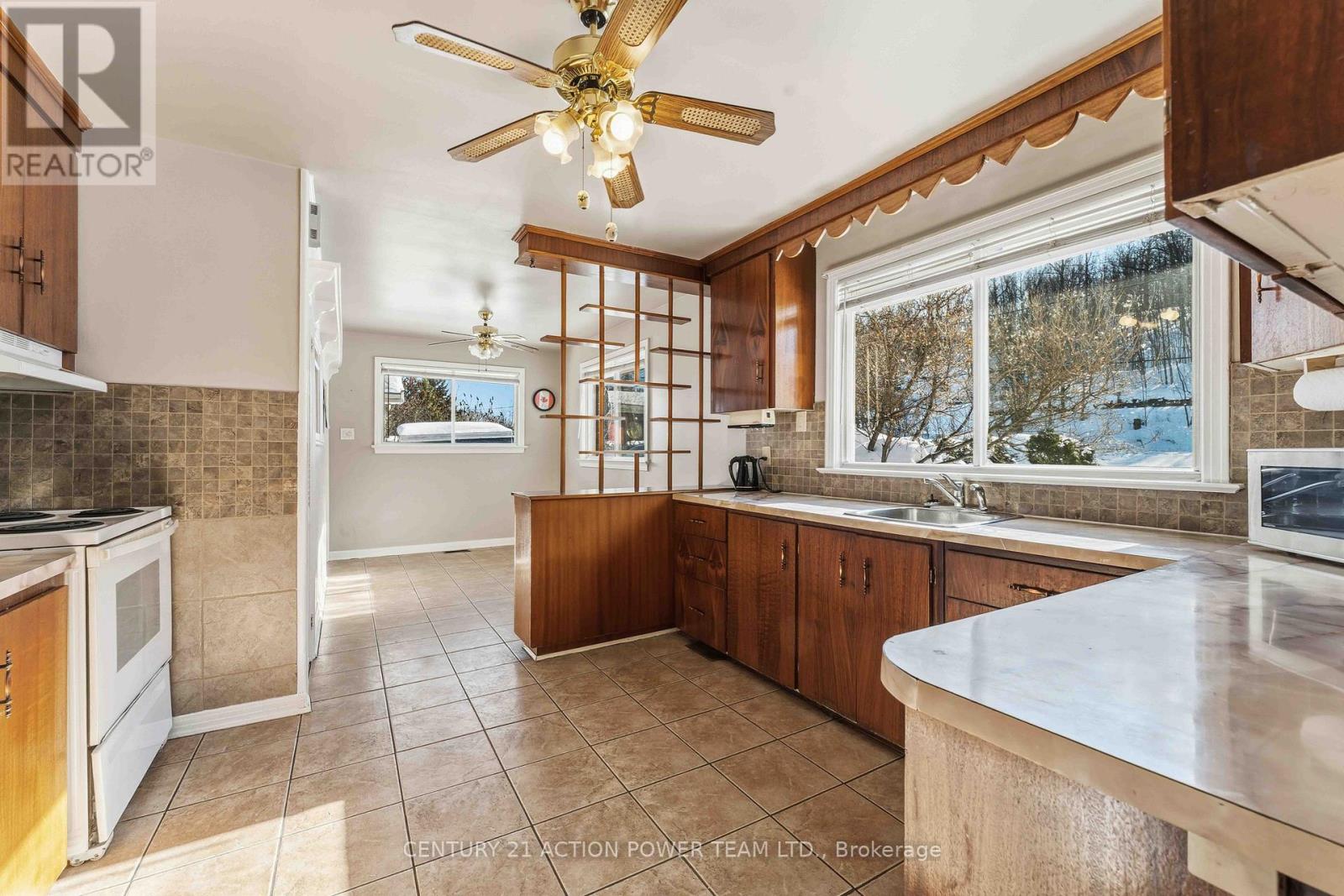 1705 Old Montreal Road