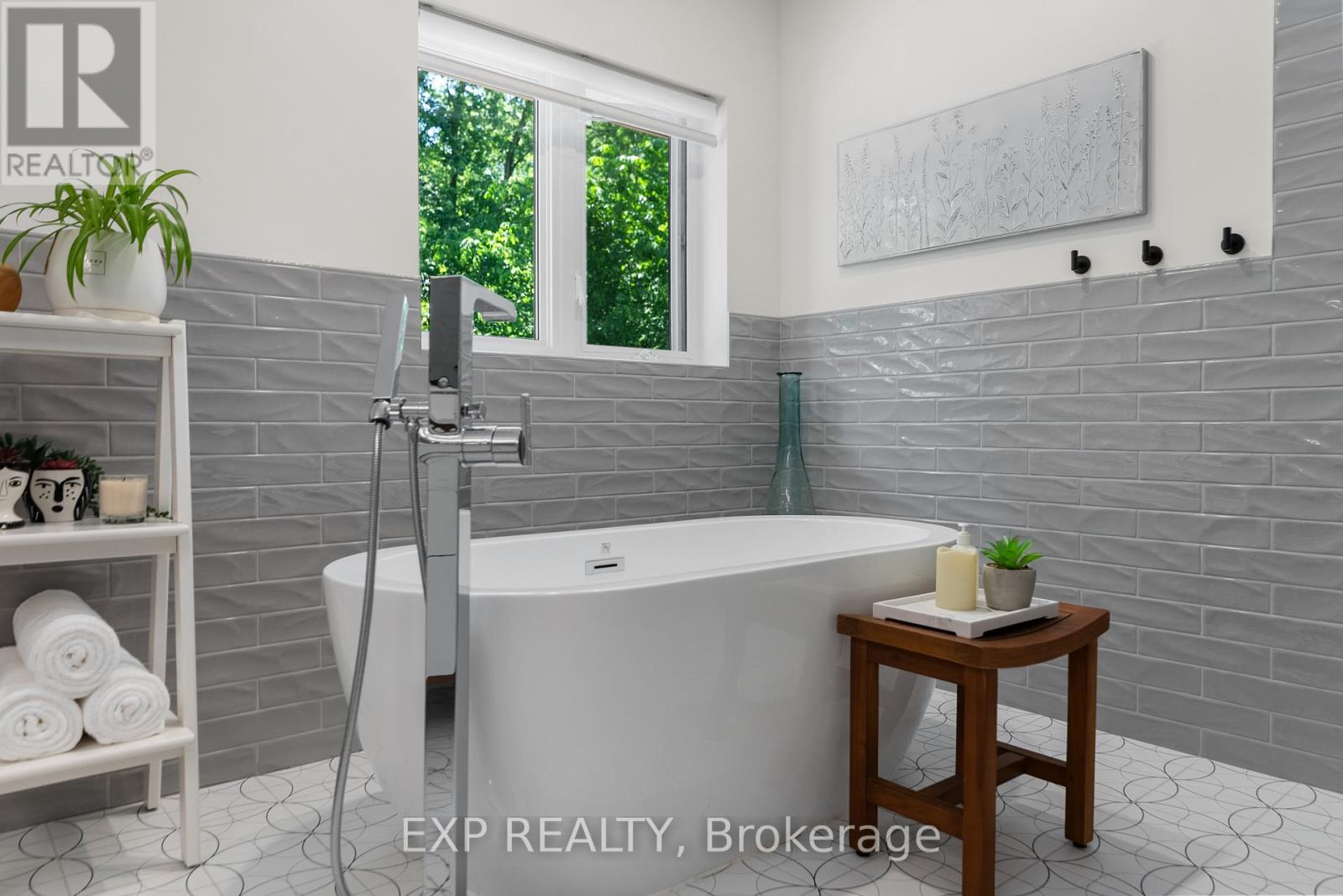 5759 Queenscourt Crescent