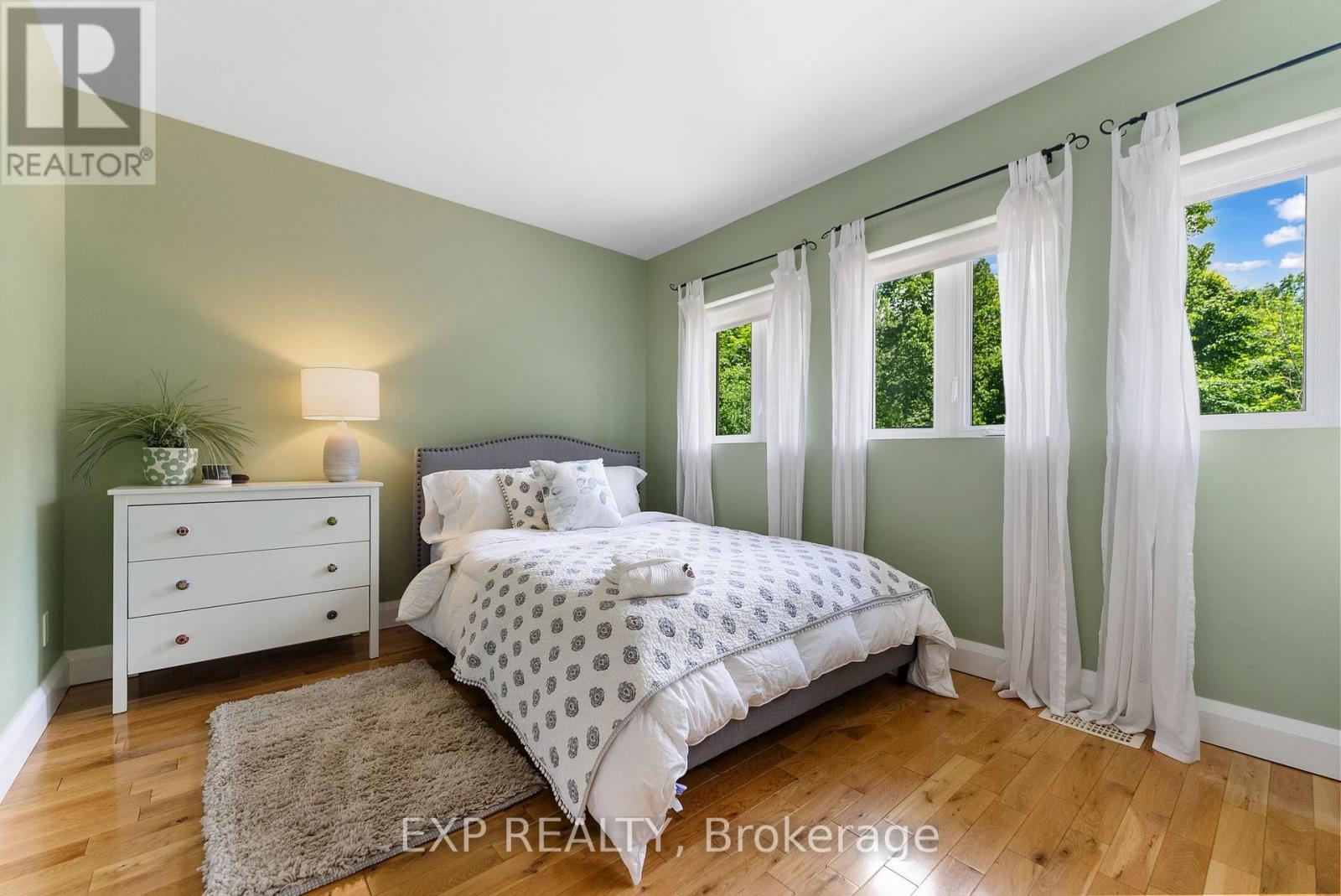 5759 Queenscourt Crescent