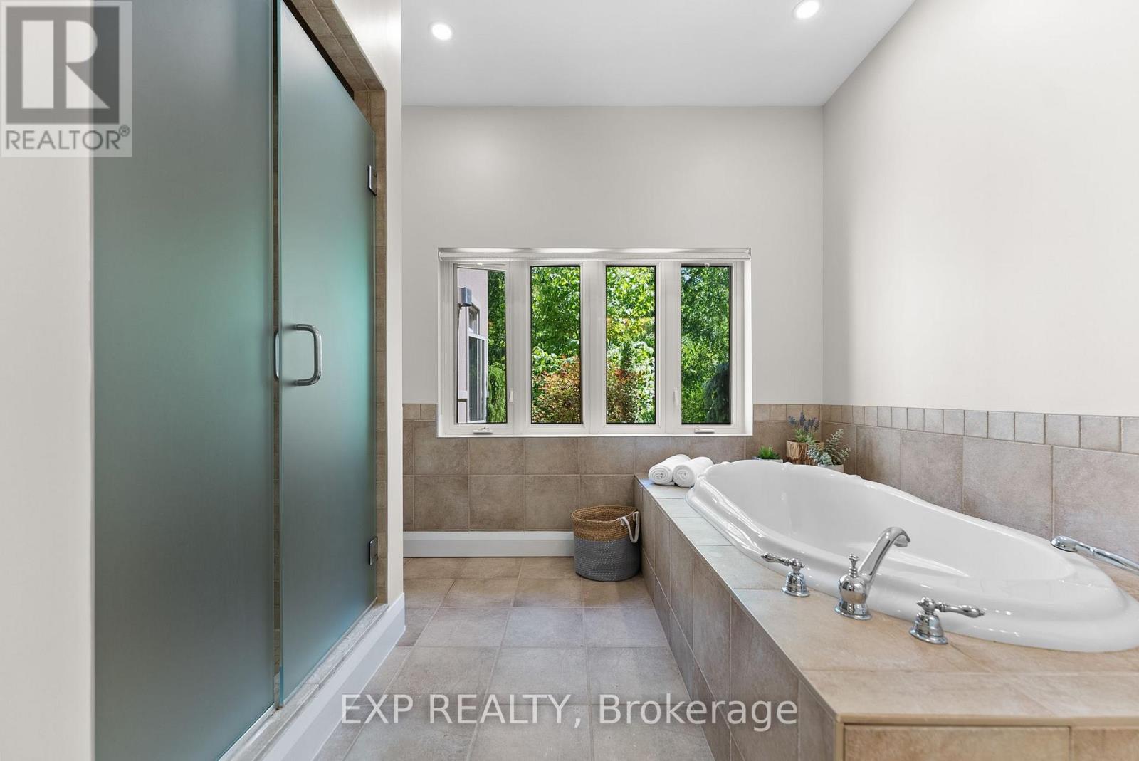 5759 Queenscourt Crescent