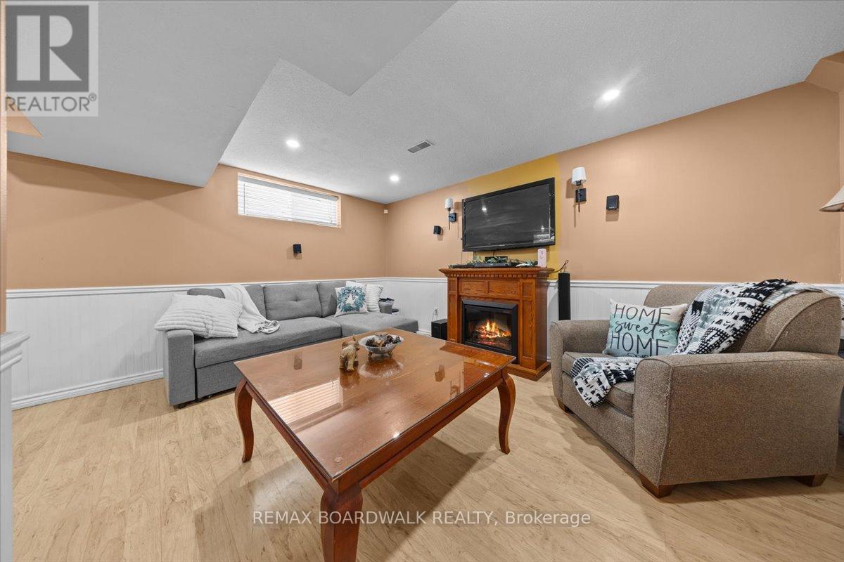 2285 Cecile Crescent