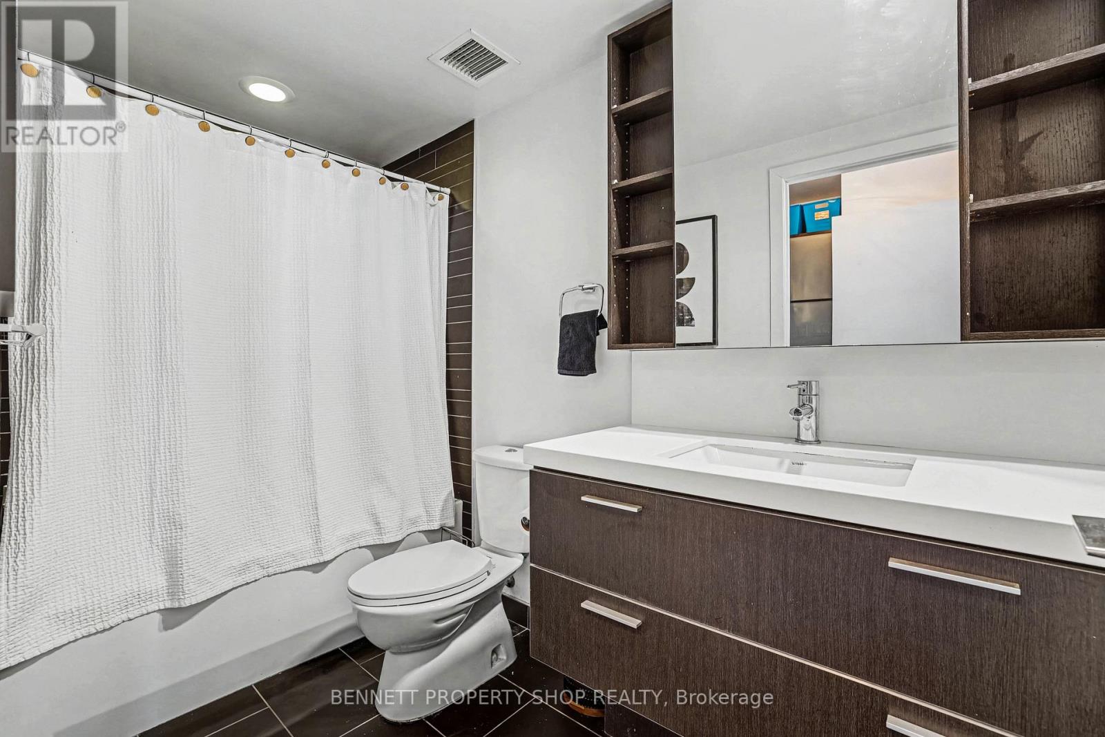 811 - 360 Mcleod Street