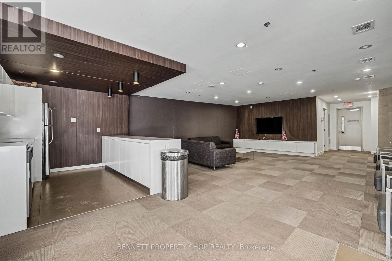 811 - 360 Mcleod Street