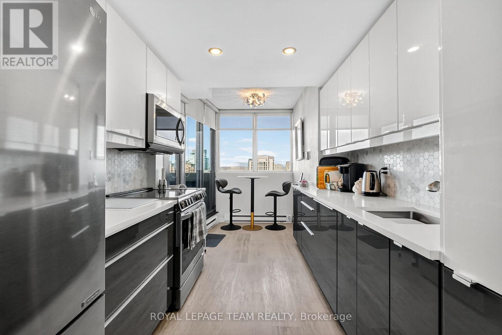 1801 - 530 Laurier Avenue W