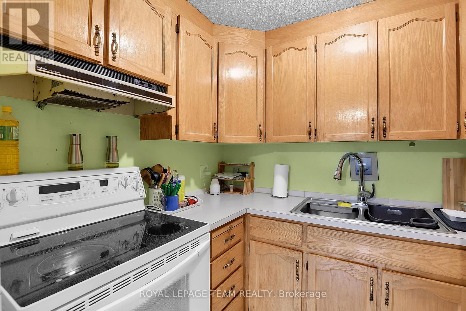 B - 902 Elmsmere Road