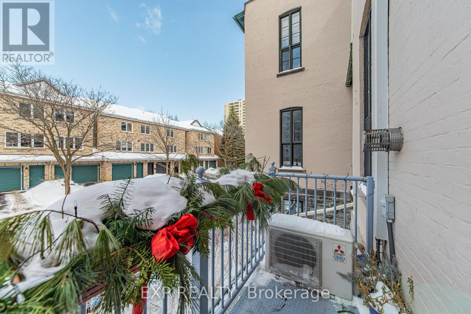 206 - 589 Rideau Street