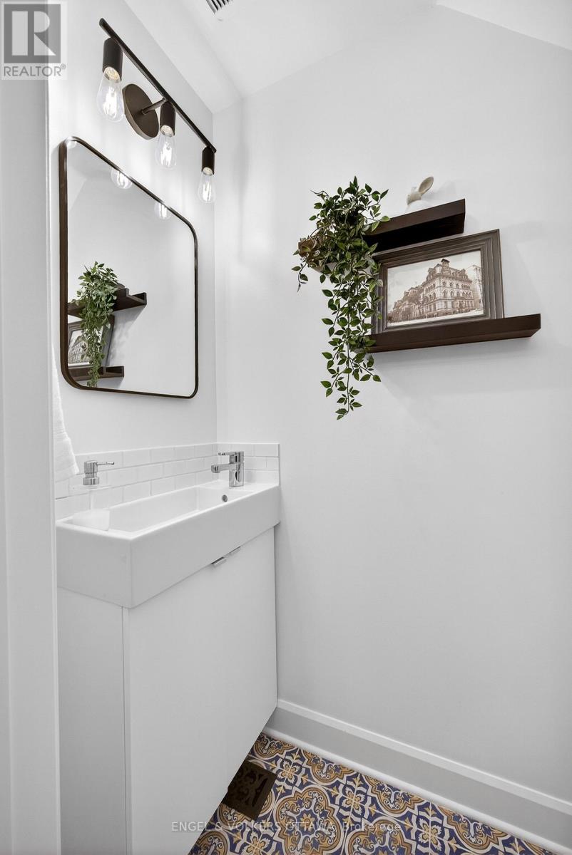 27 King George Street