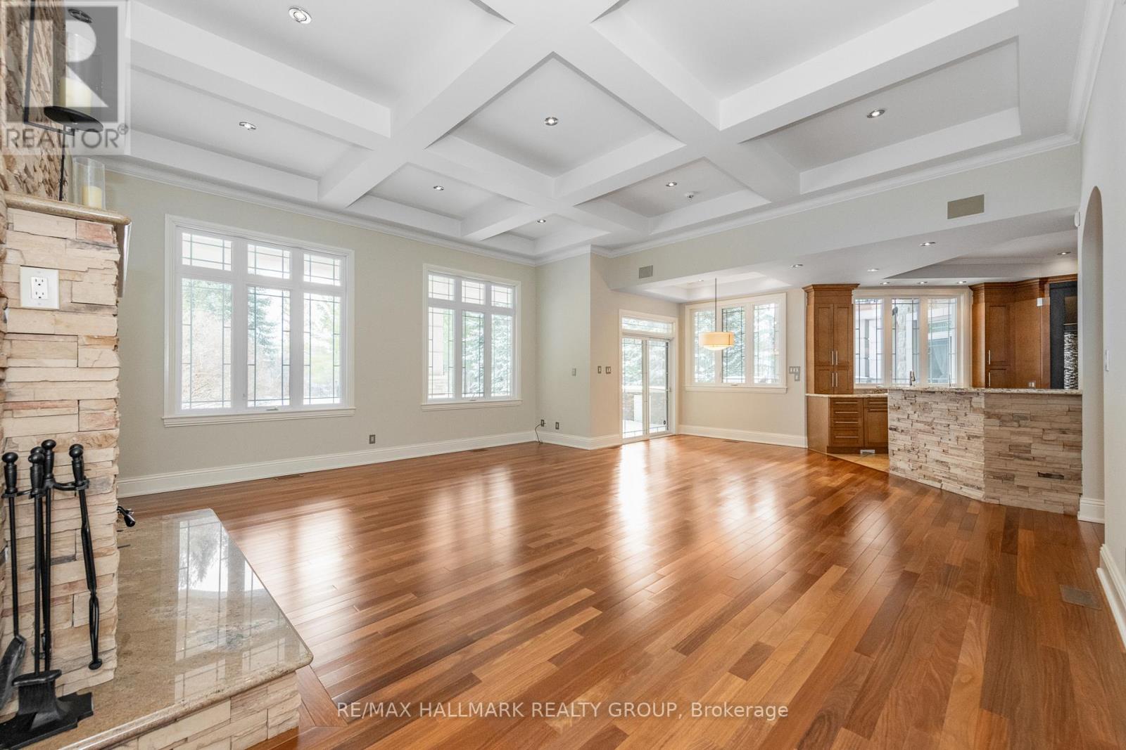 5800 Queenscourt Crescent