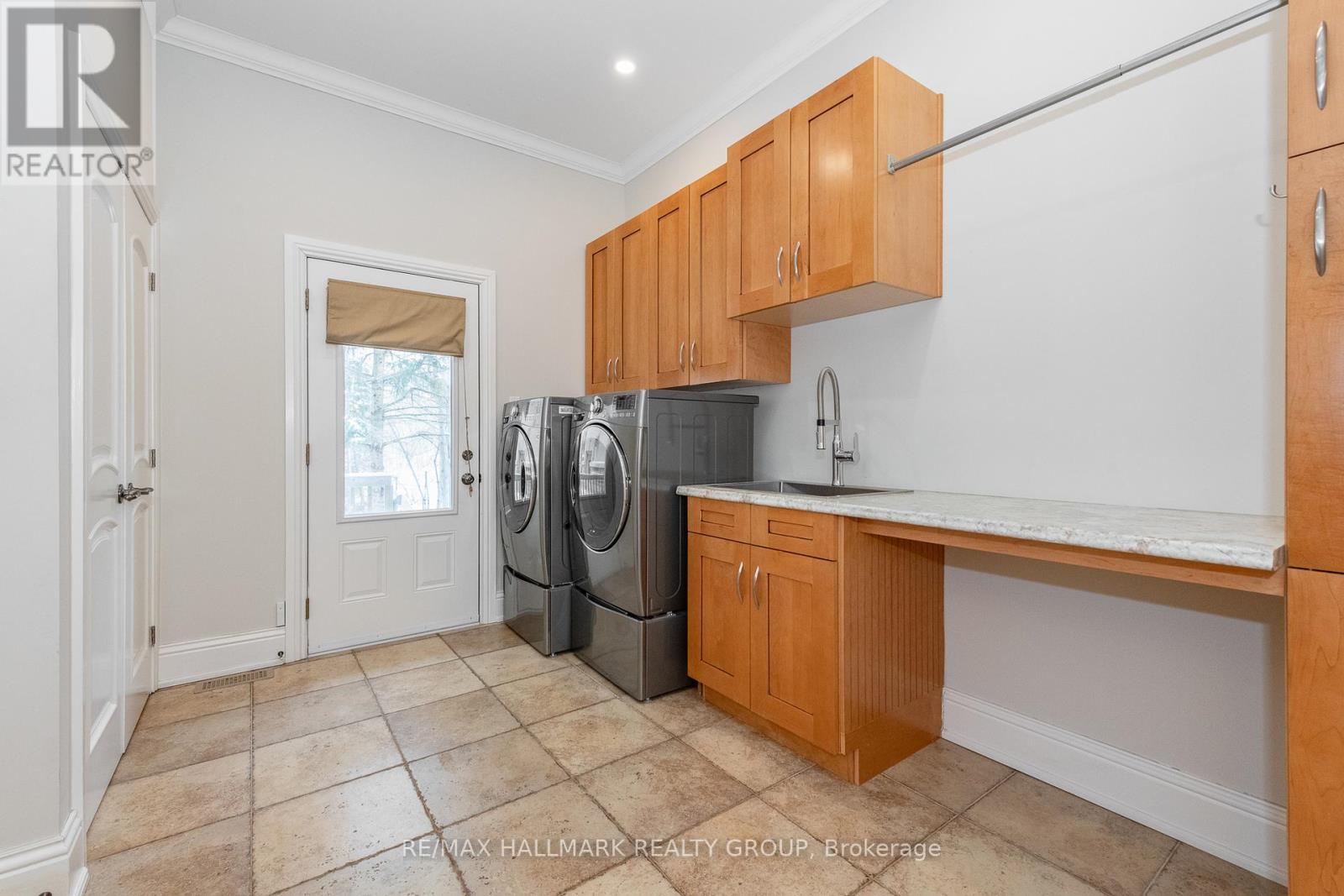 5800 Queenscourt Crescent