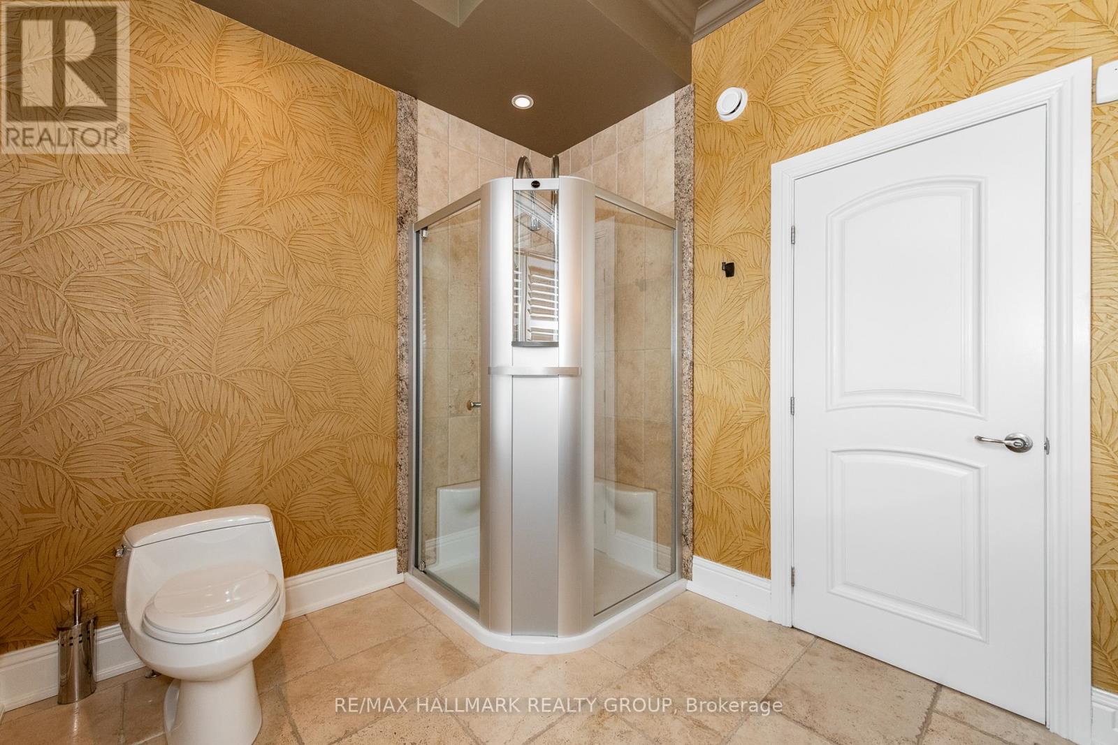 5800 Queenscourt Crescent