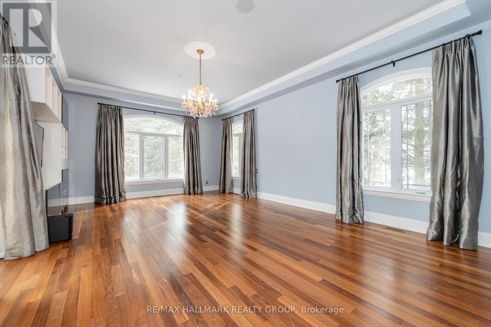 5800 Queenscourt Crescent