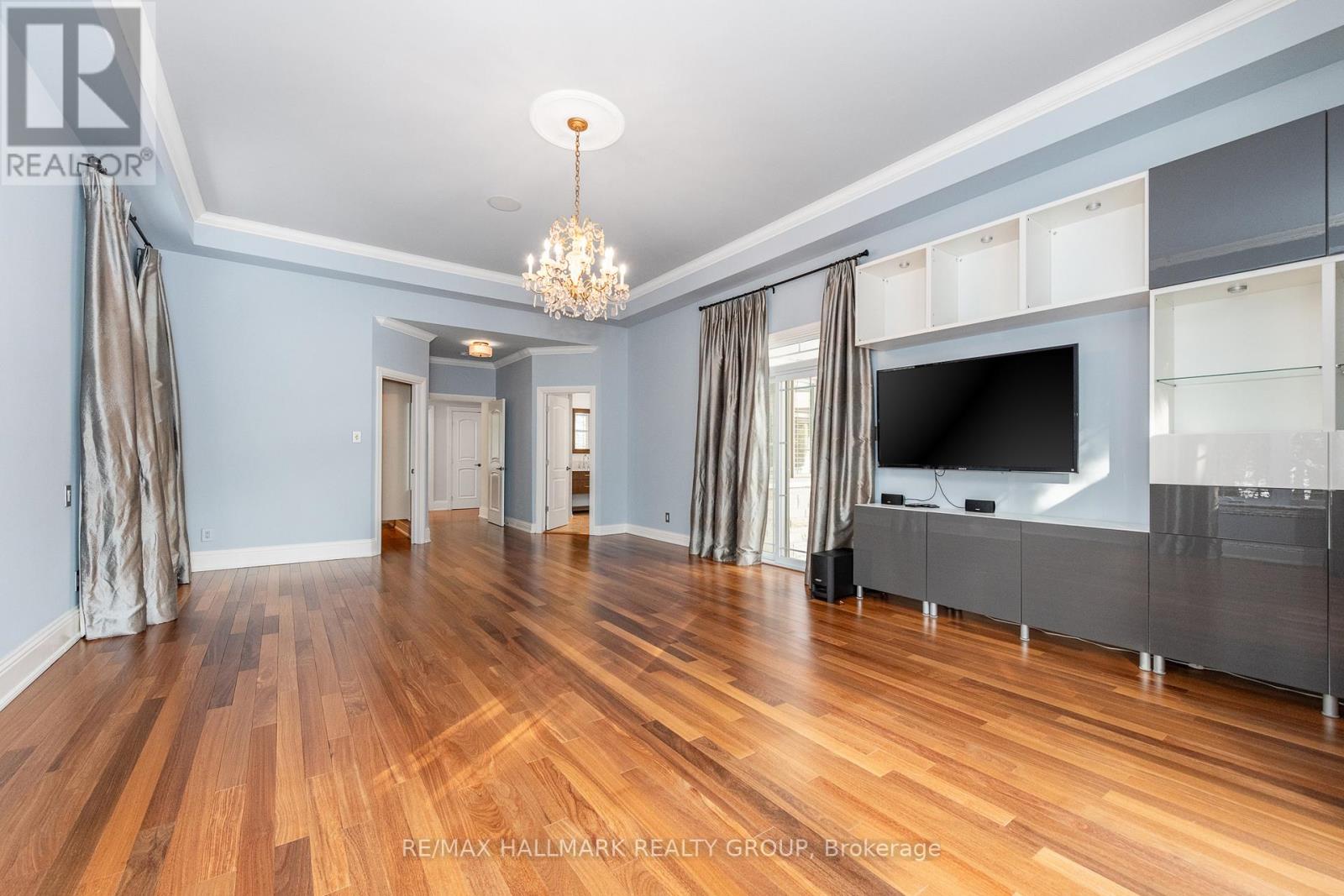 5800 Queenscourt Crescent