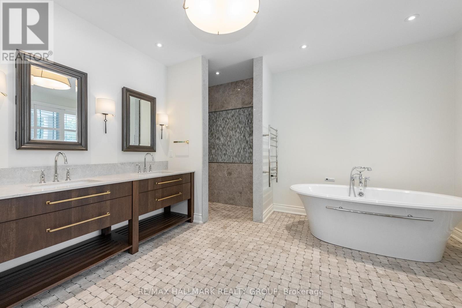 5800 Queenscourt Crescent