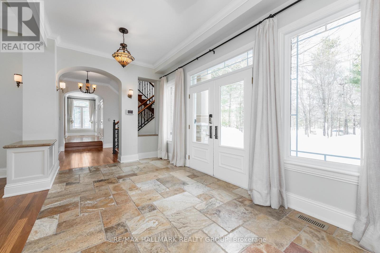 5800 Queenscourt Crescent