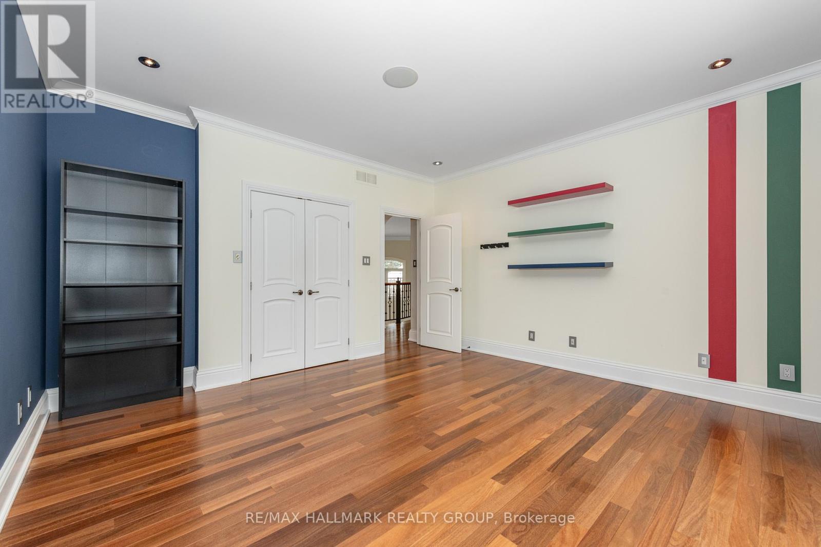 5800 Queenscourt Crescent