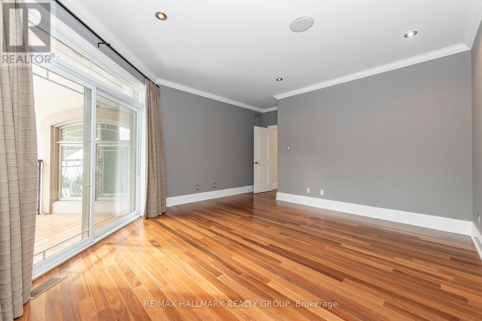 5800 Queenscourt Crescent