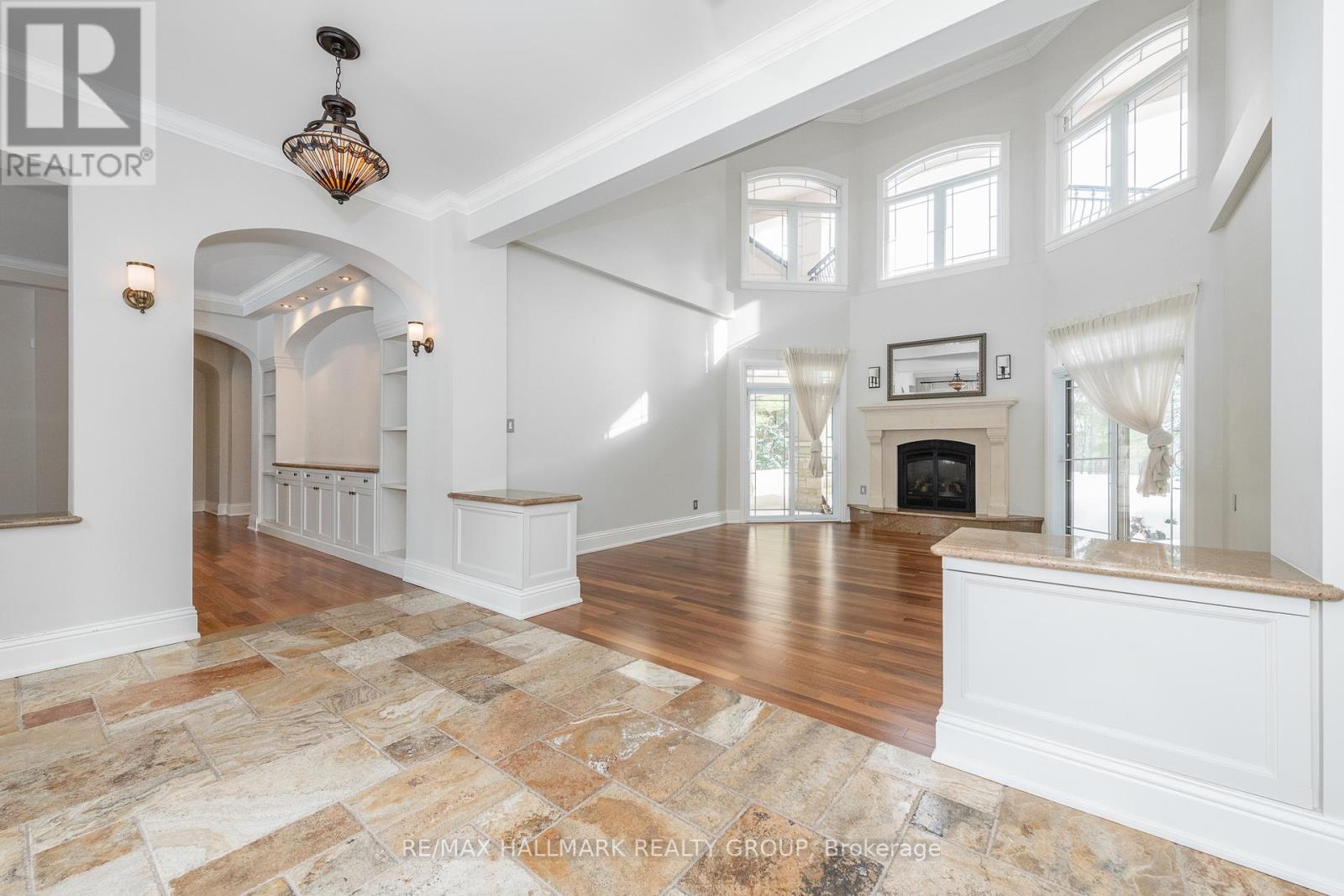 5800 Queenscourt Crescent