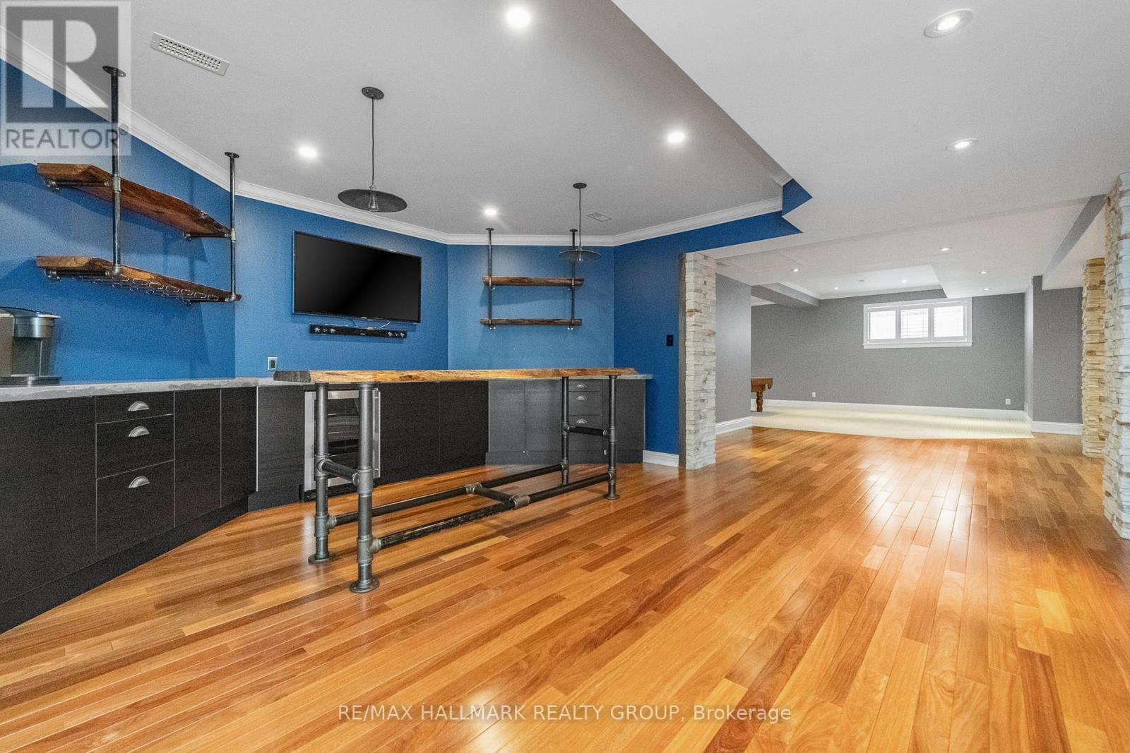 5800 Queenscourt Crescent