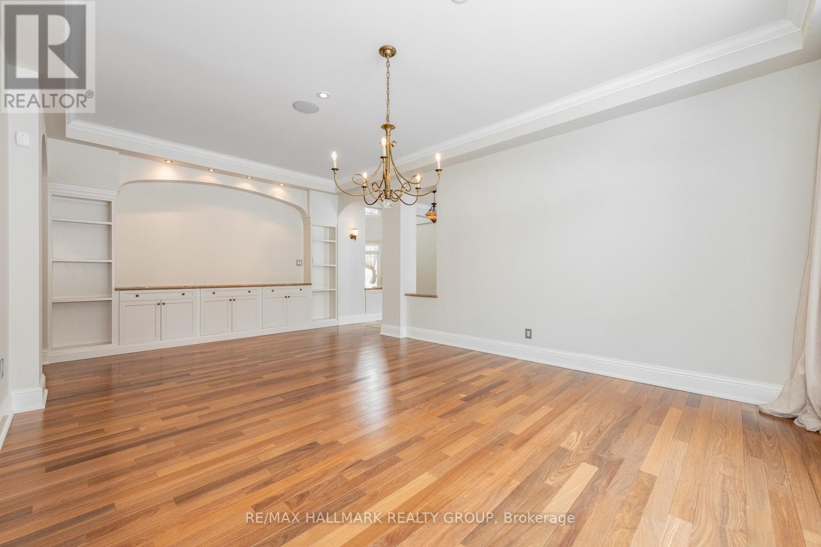 5800 Queenscourt Crescent