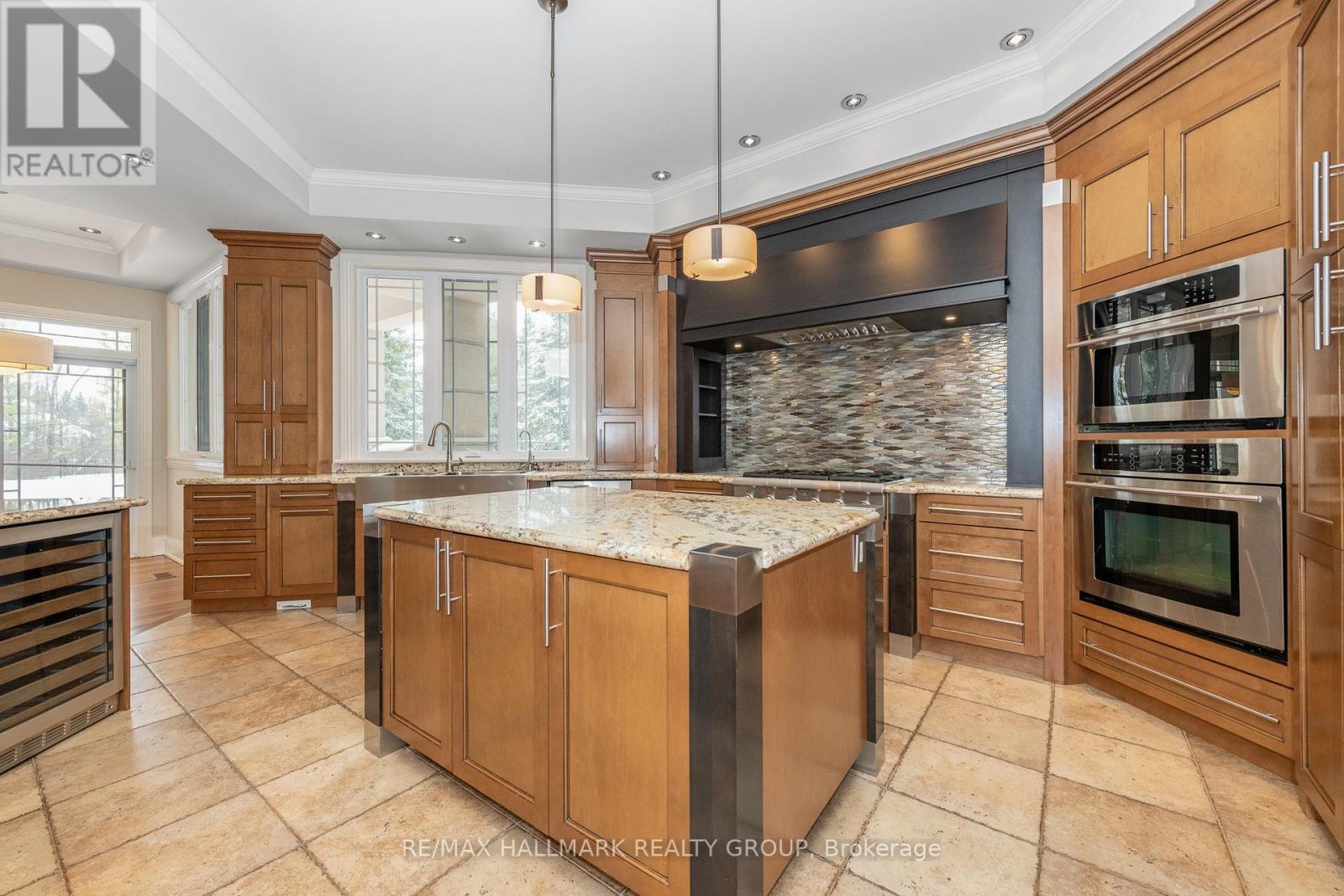 5800 Queenscourt Crescent