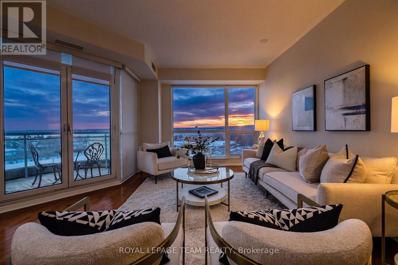 1002 - 38 Metropole Private