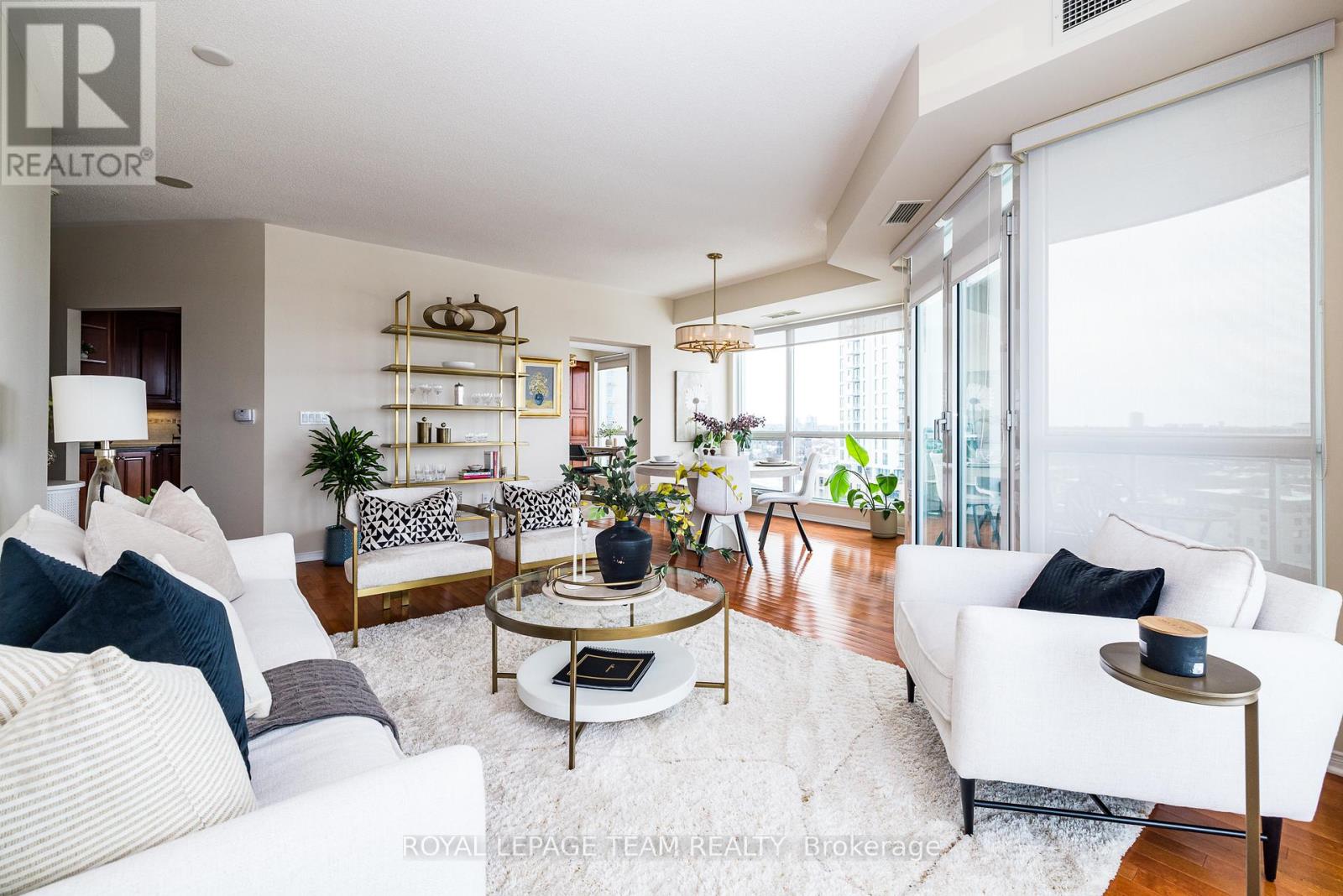 1002 - 38 Metropole Private