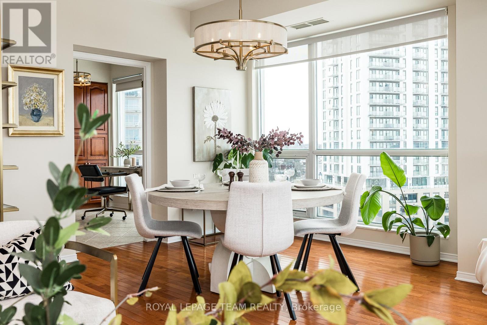 1002 - 38 Metropole Private