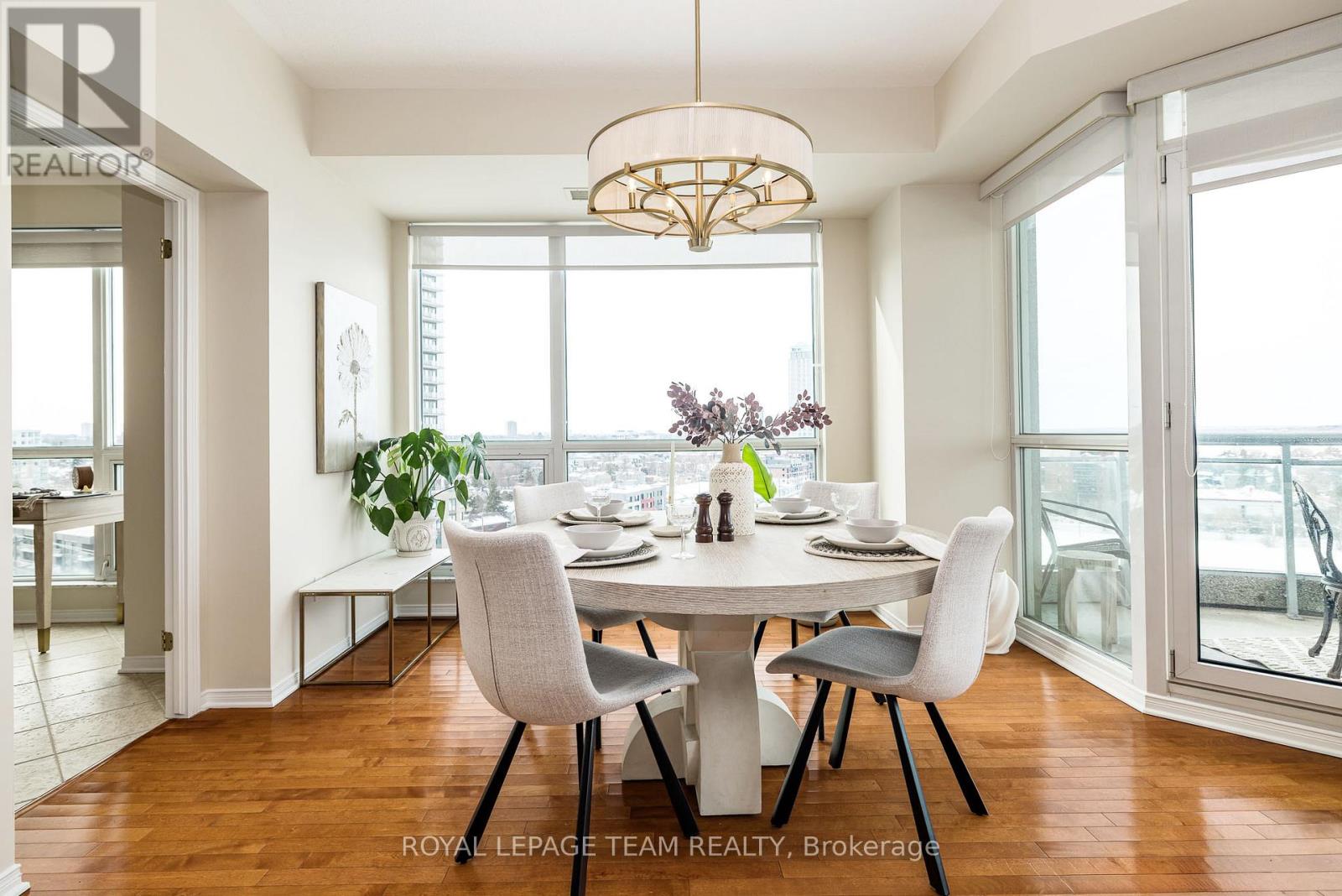 1002 - 38 Metropole Private