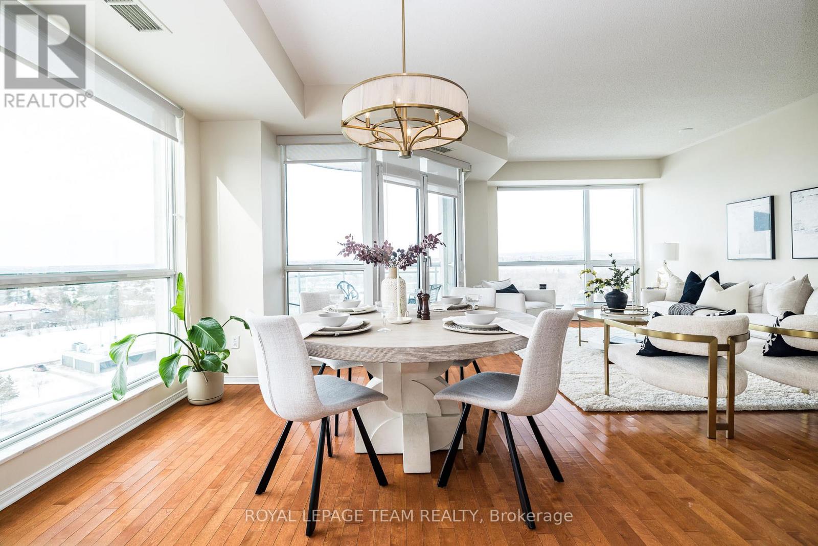 1002 - 38 Metropole Private