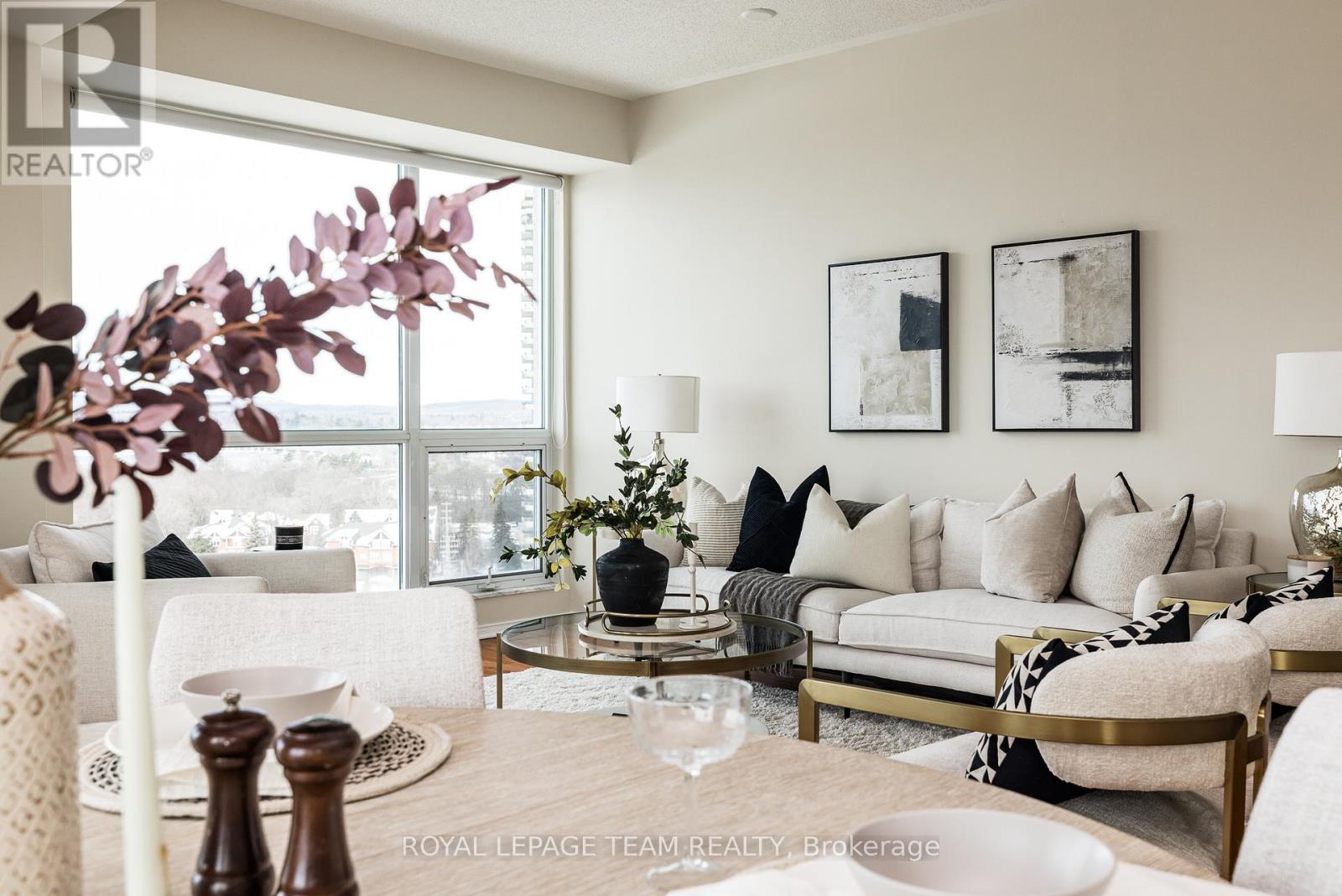 1002 - 38 Metropole Private