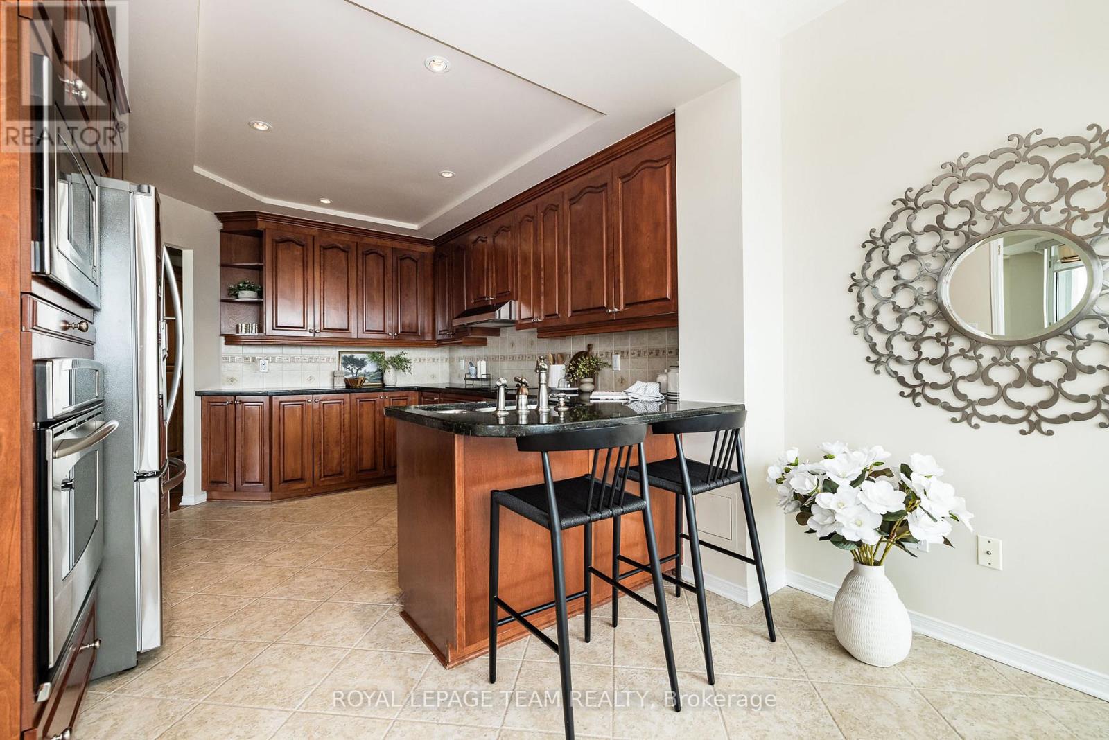 1002 - 38 Metropole Private