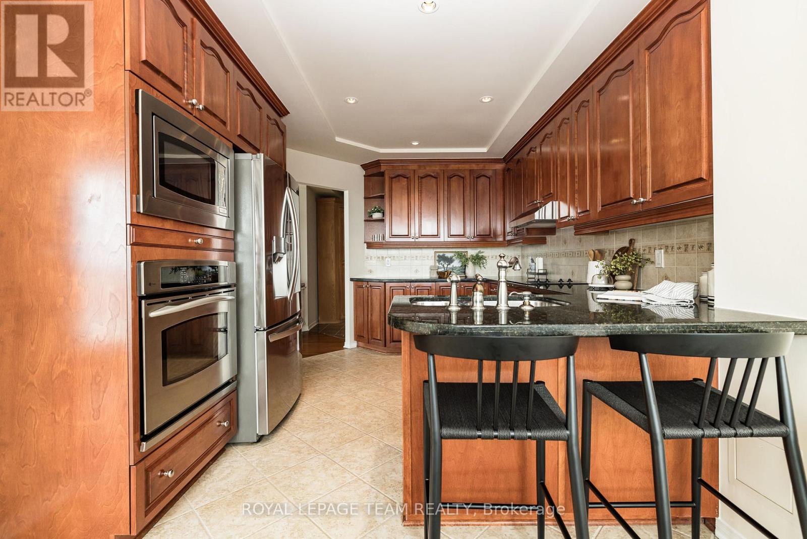 1002 - 38 Metropole Private