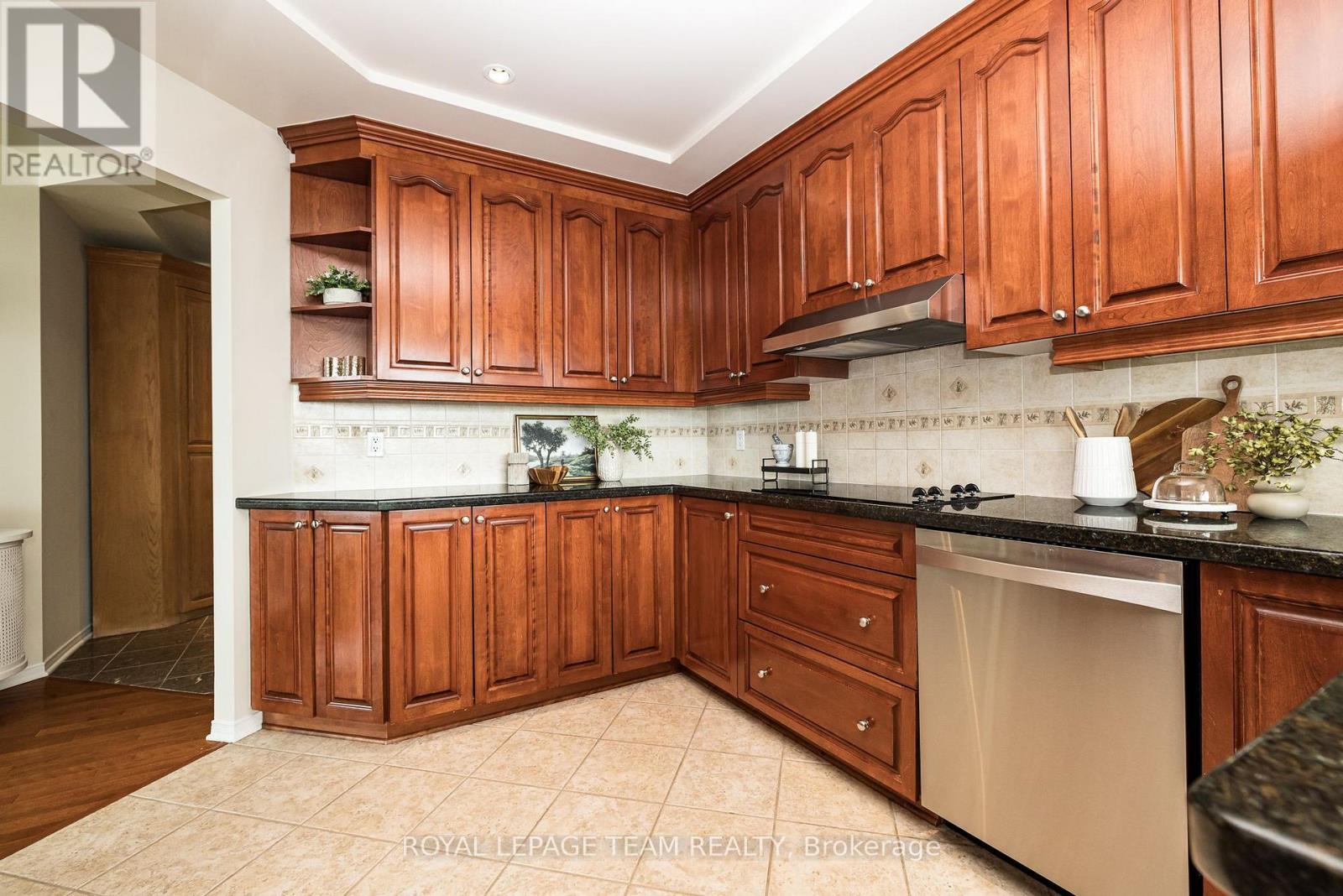 1002 - 38 Metropole Private