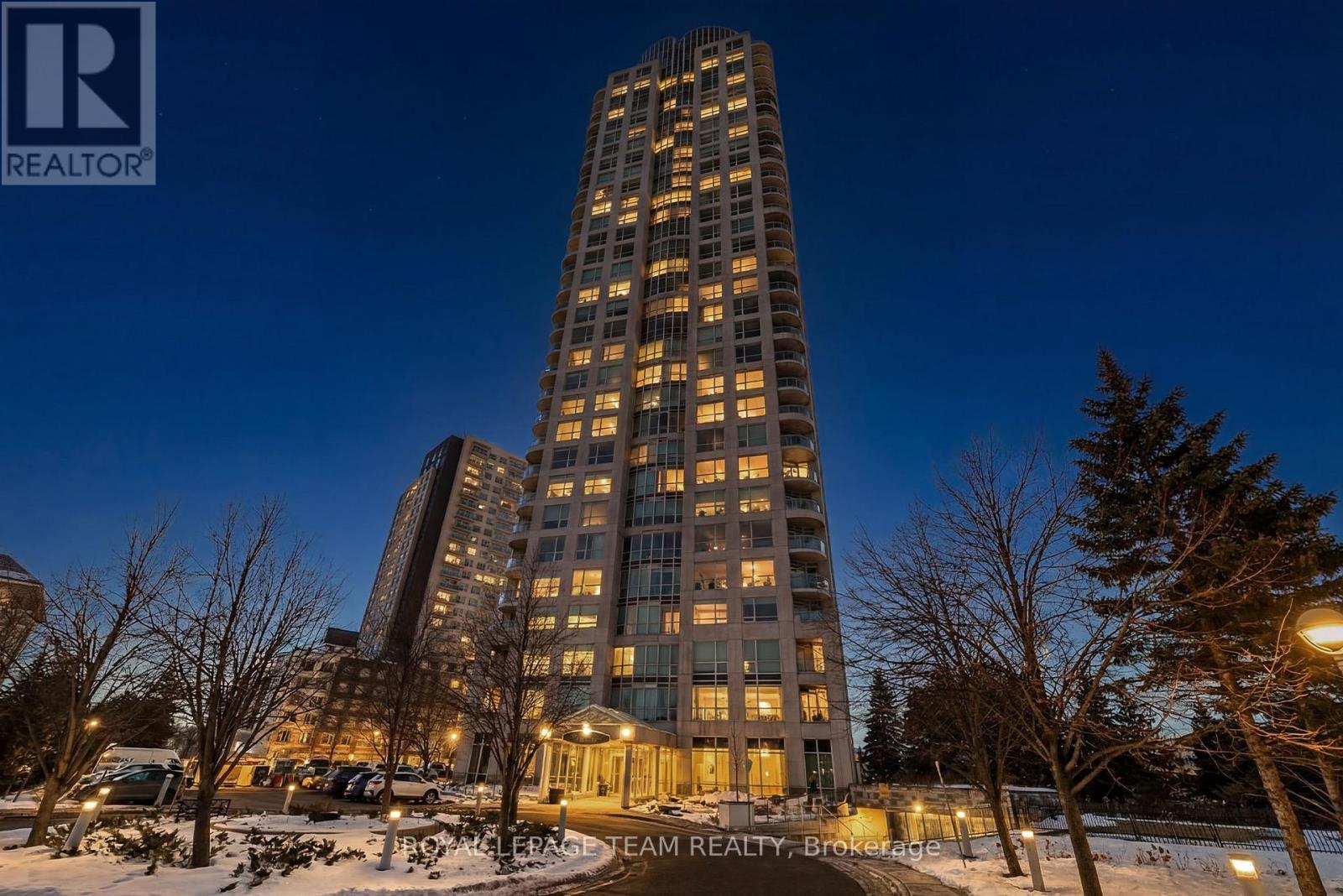 1002 - 38 Metropole Private