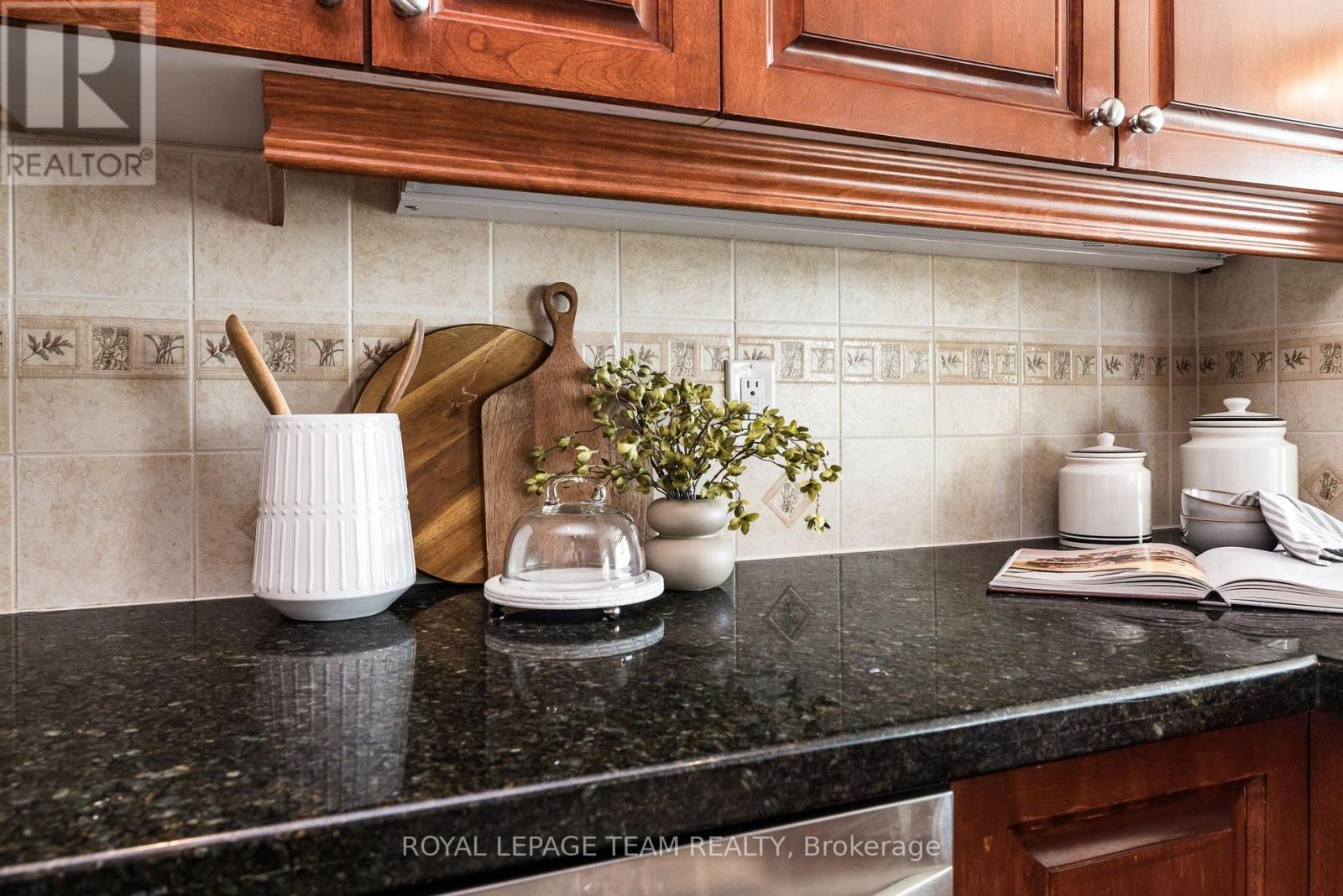 1002 - 38 Metropole Private