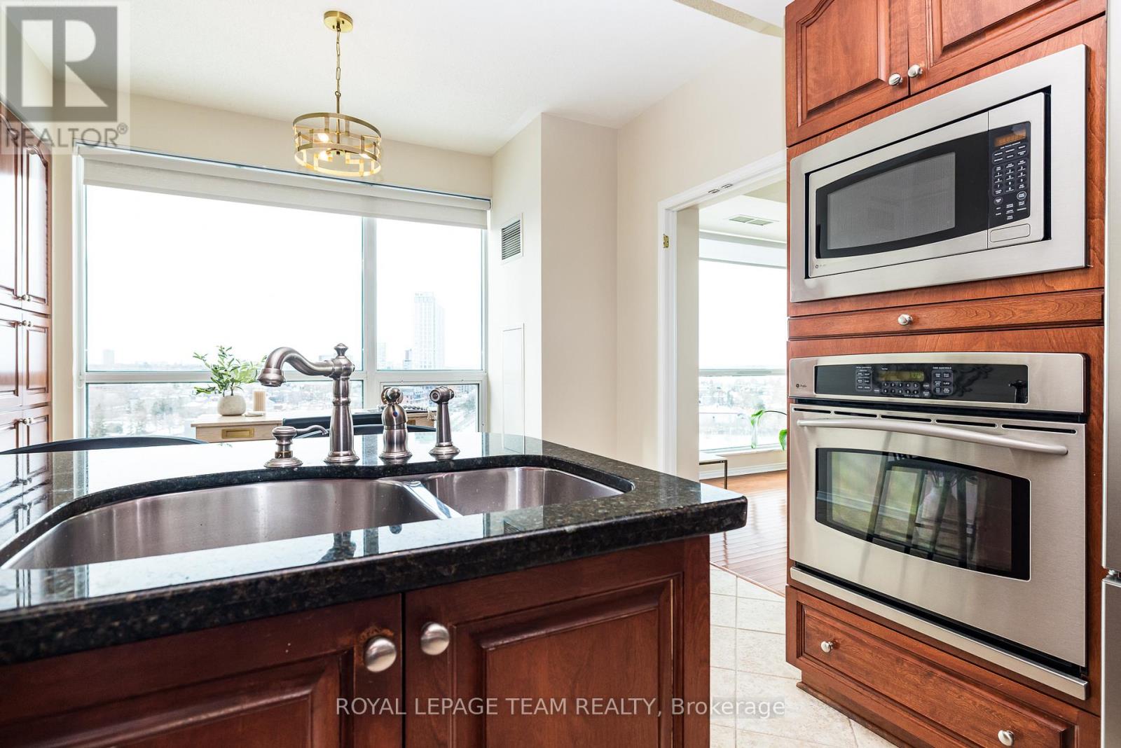 1002 - 38 Metropole Private