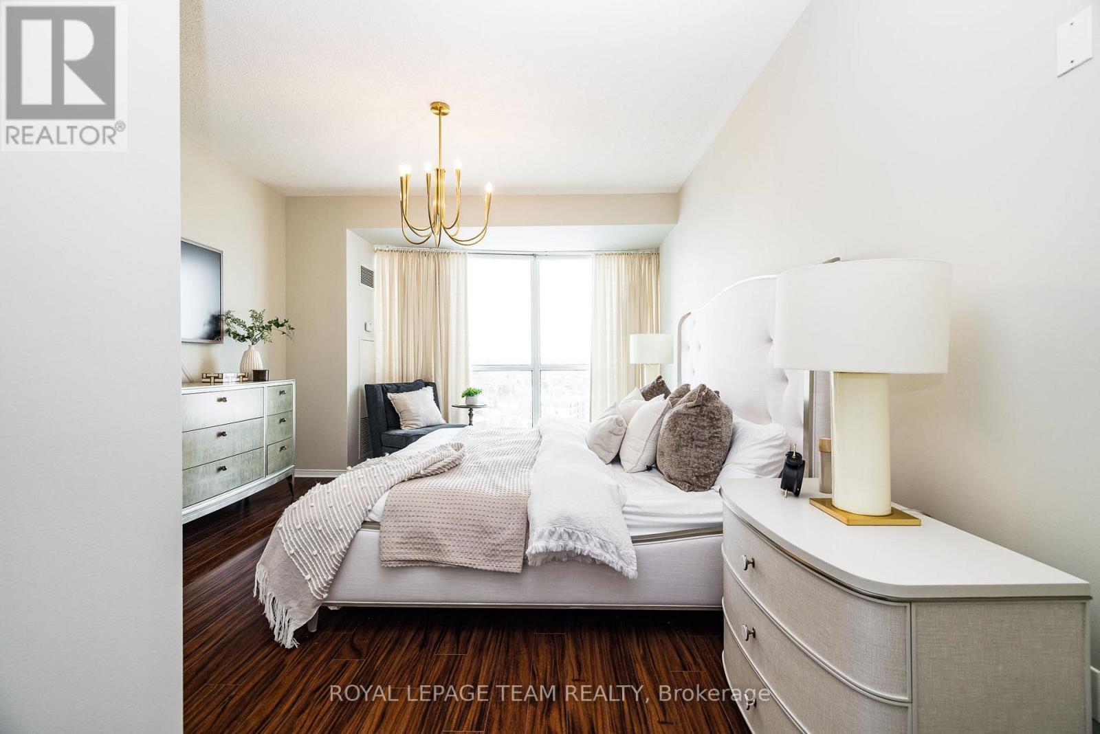 1002 - 38 Metropole Private