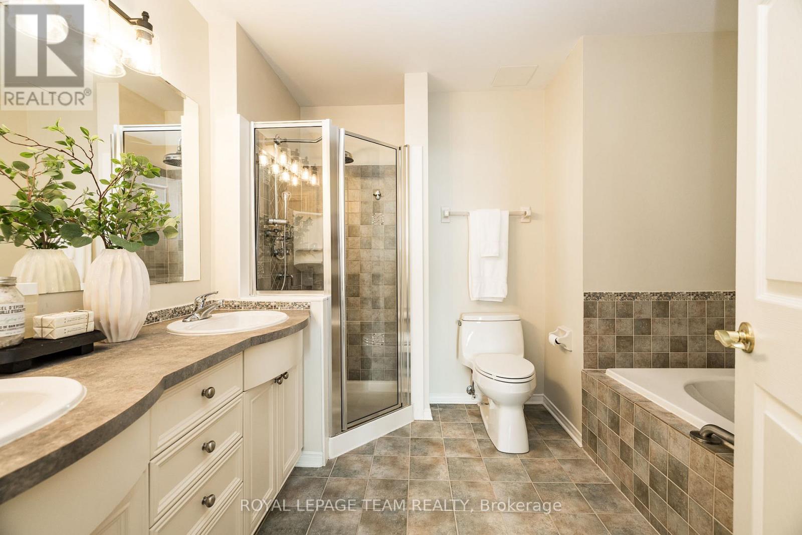 1002 - 38 Metropole Private