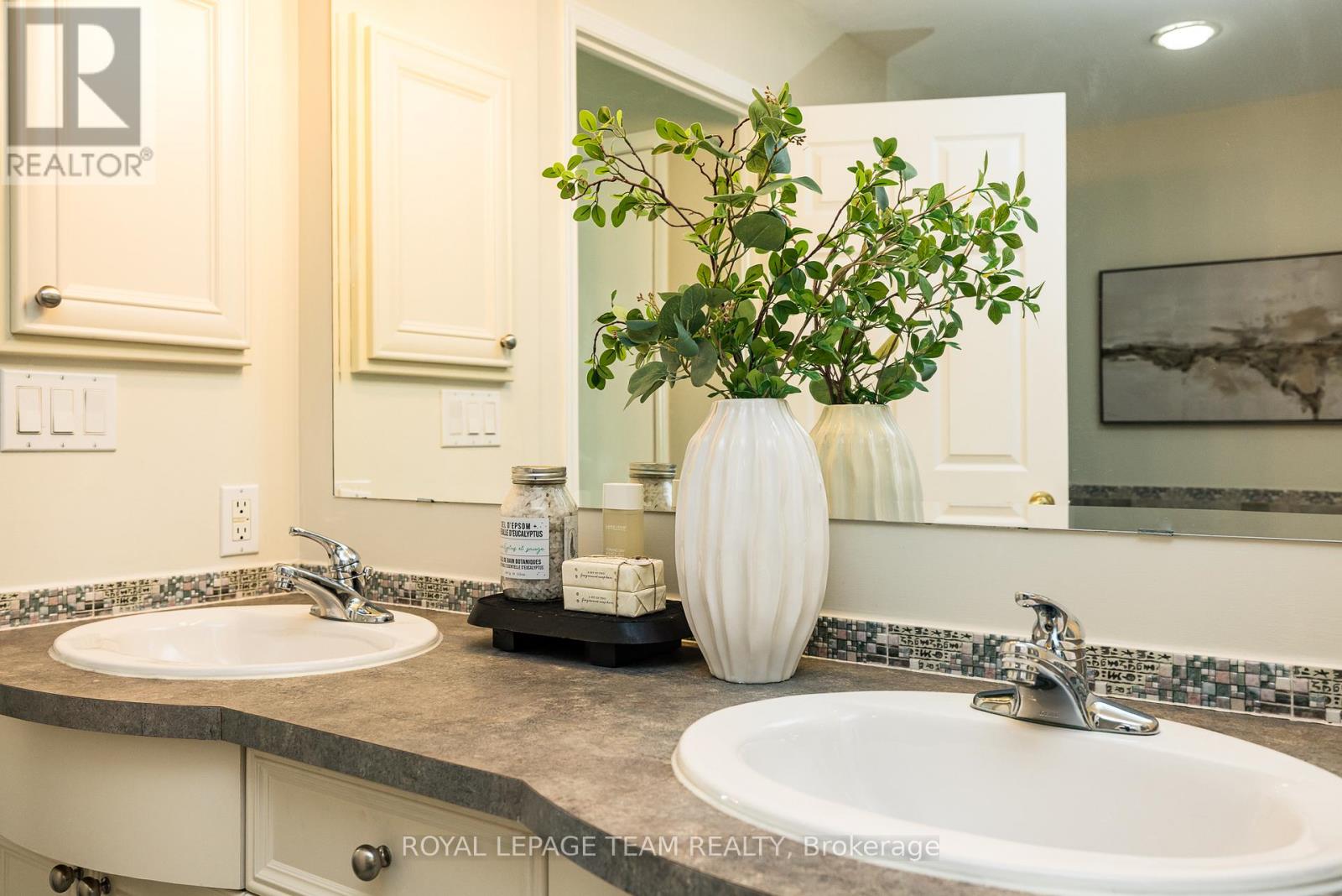 1002 - 38 Metropole Private