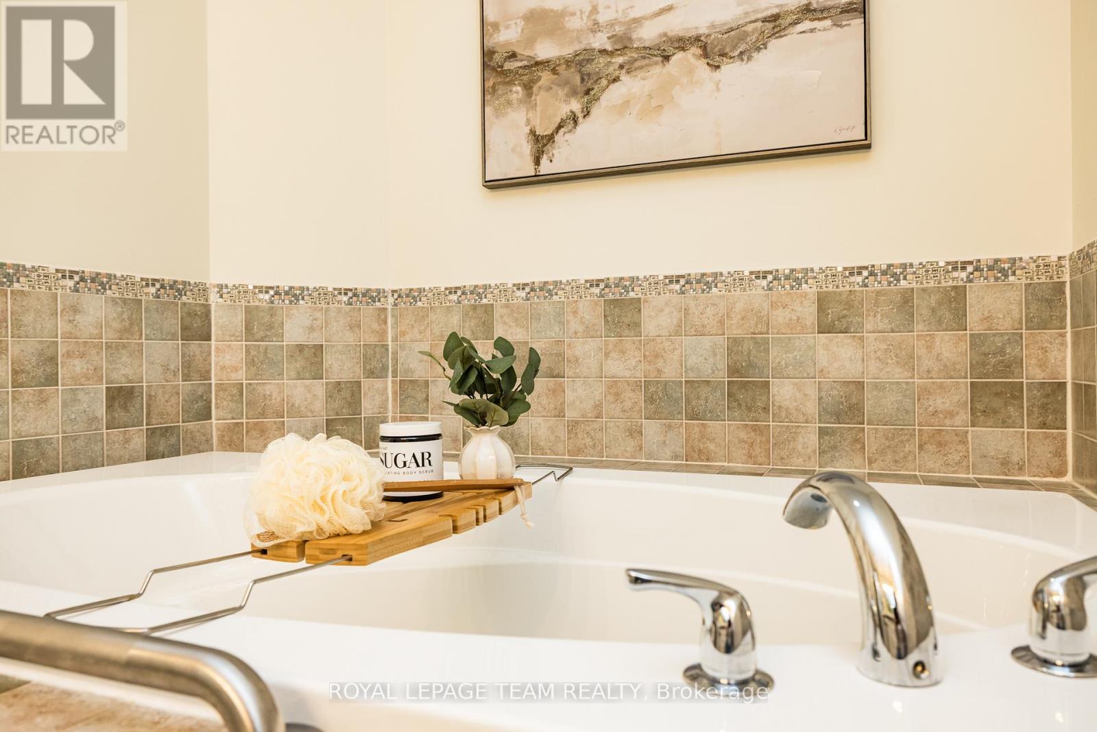 1002 - 38 Metropole Private