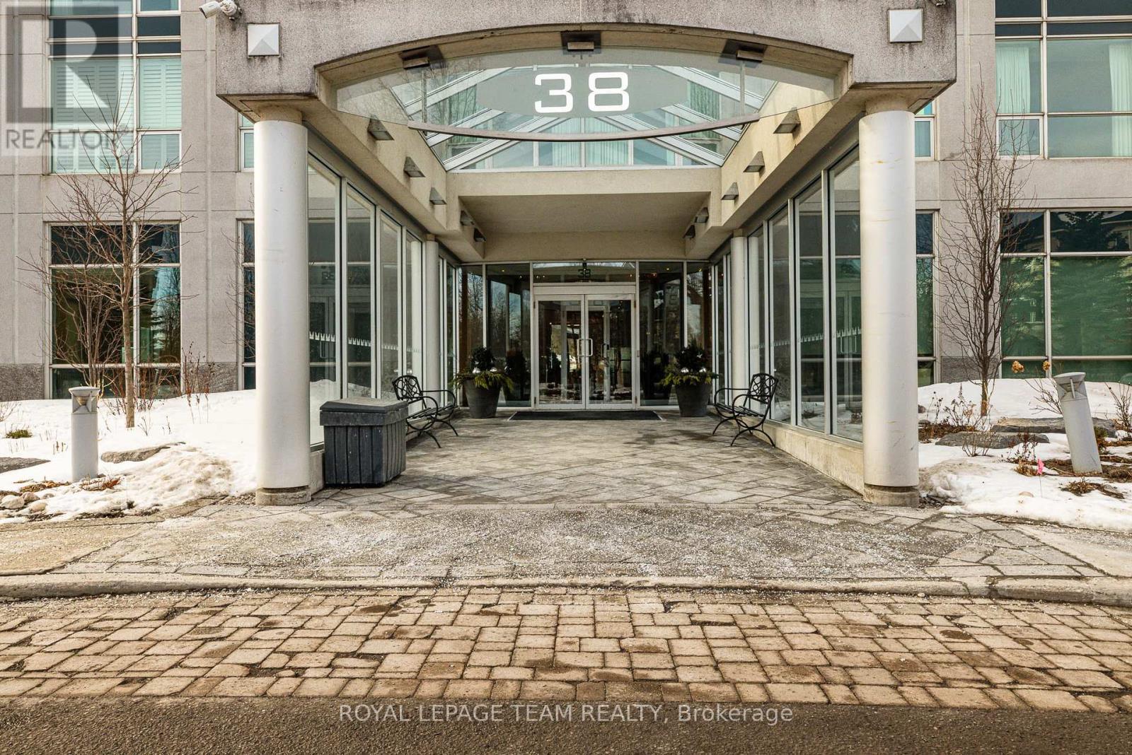 1002 - 38 Metropole Private