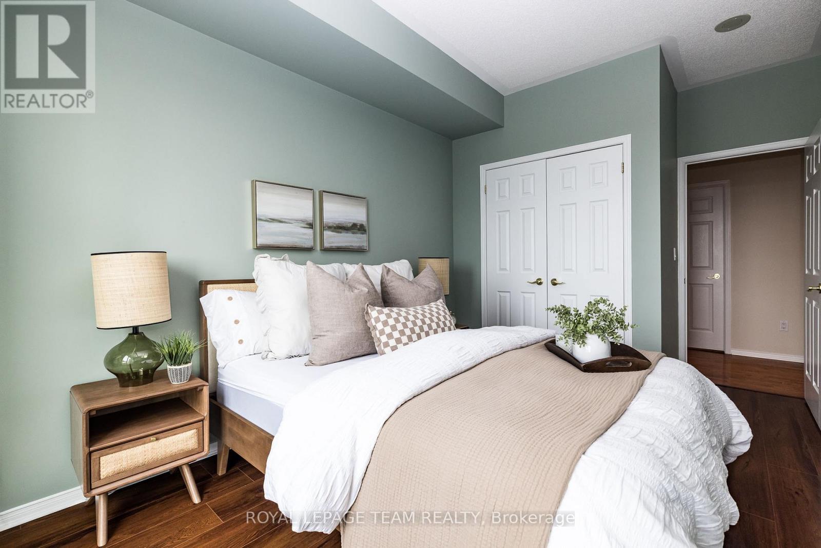 1002 - 38 Metropole Private