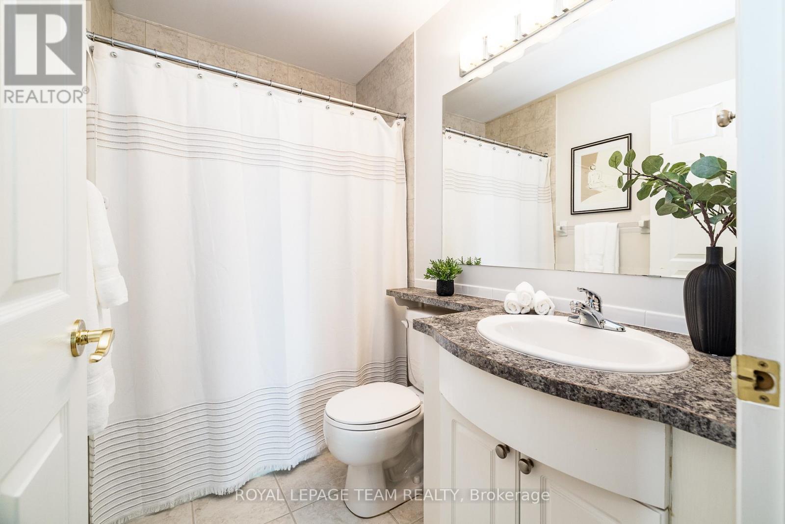 1002 - 38 Metropole Private