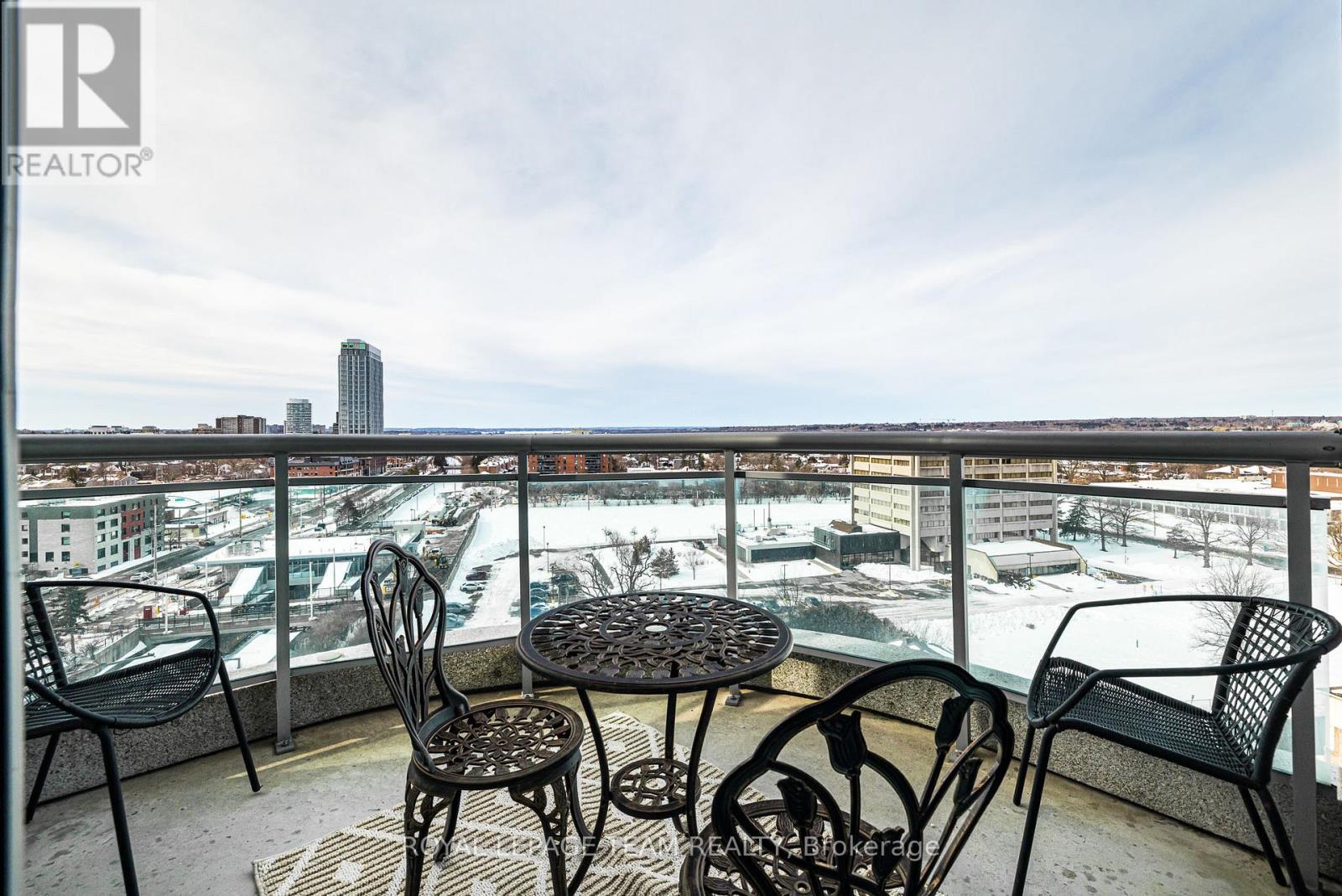 1002 - 38 Metropole Private