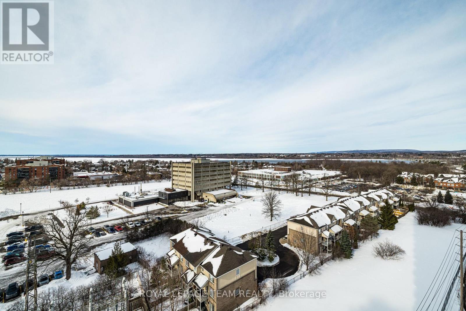 1002 - 38 Metropole Private