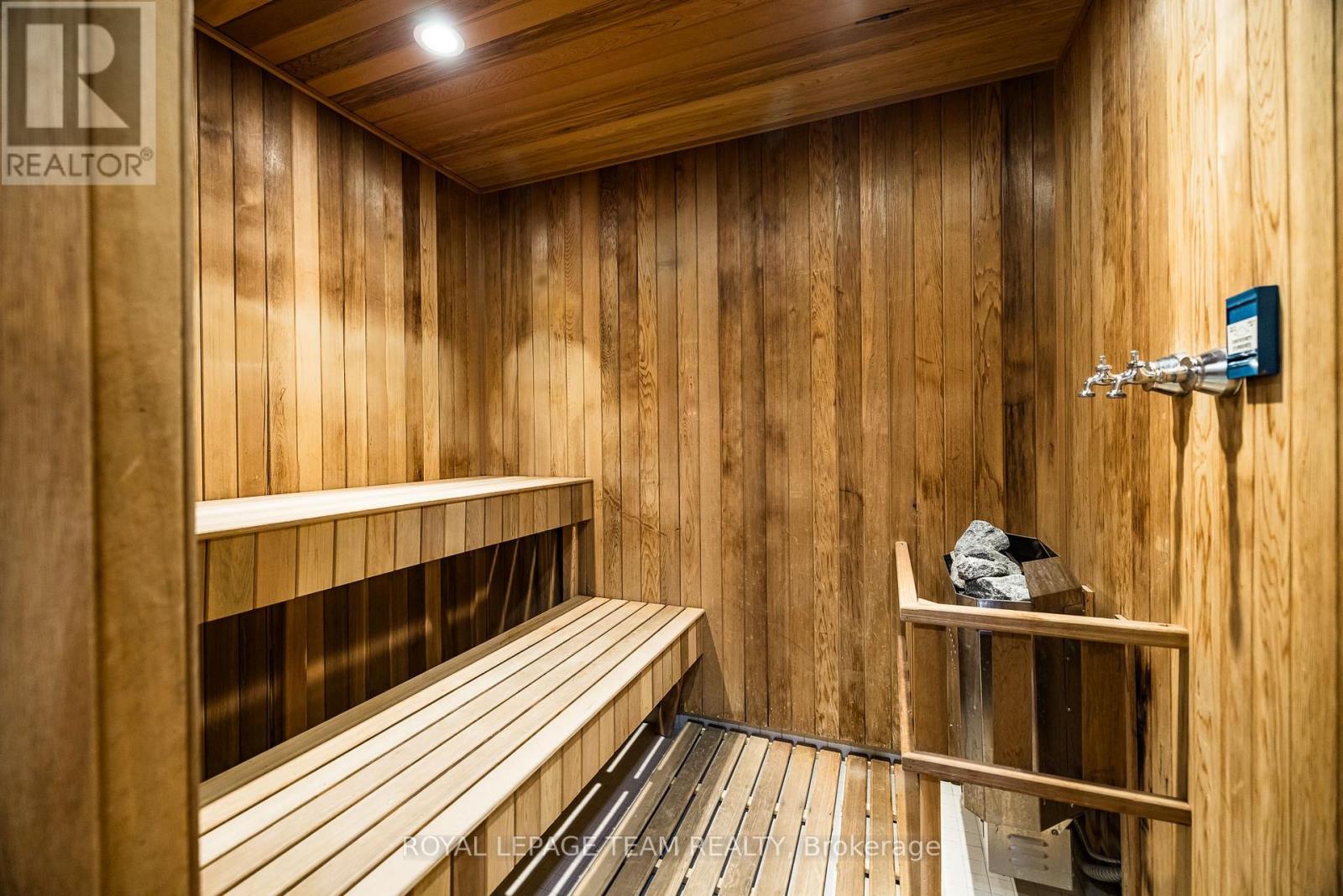 1002 - 38 Metropole Private