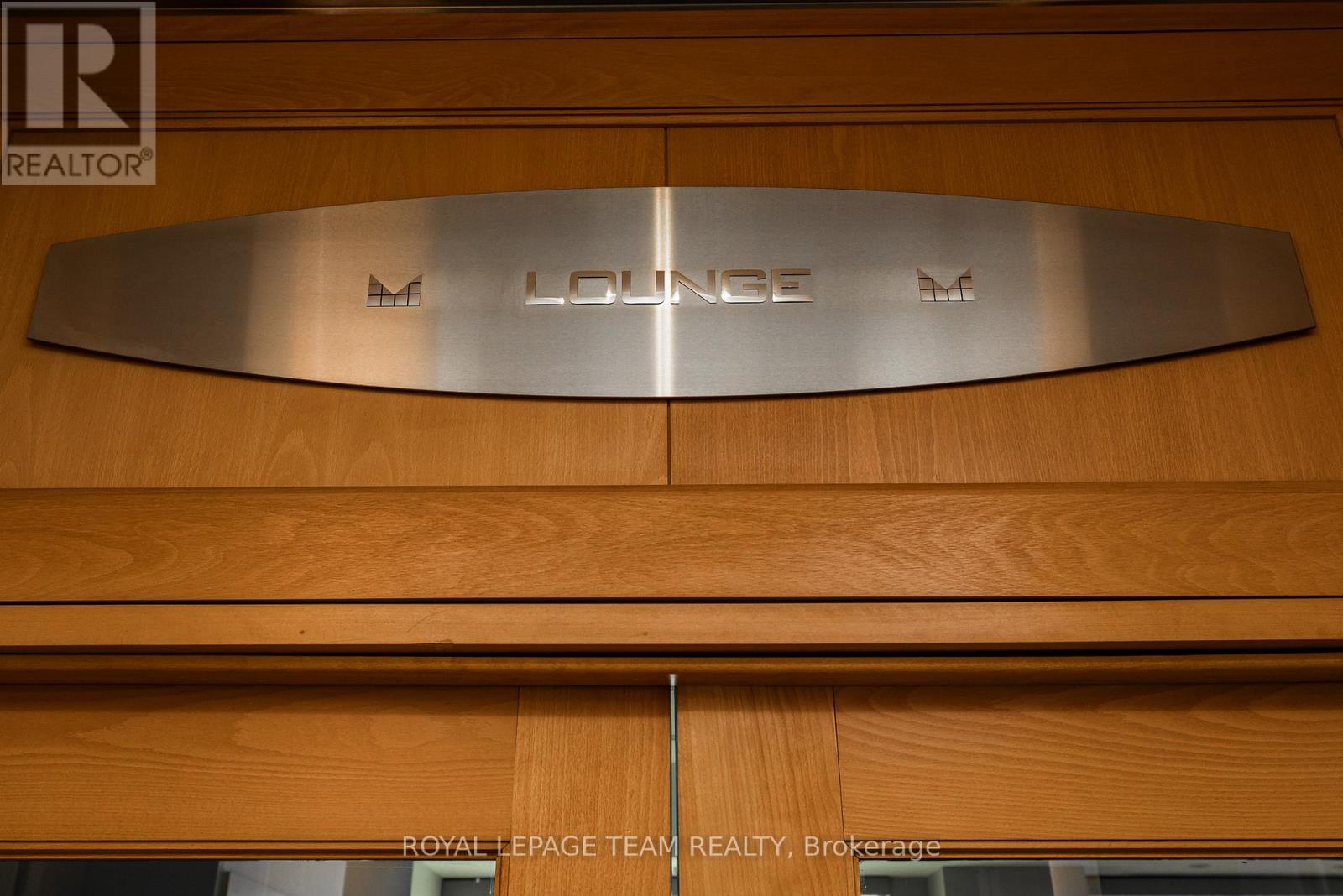 1002 - 38 Metropole Private